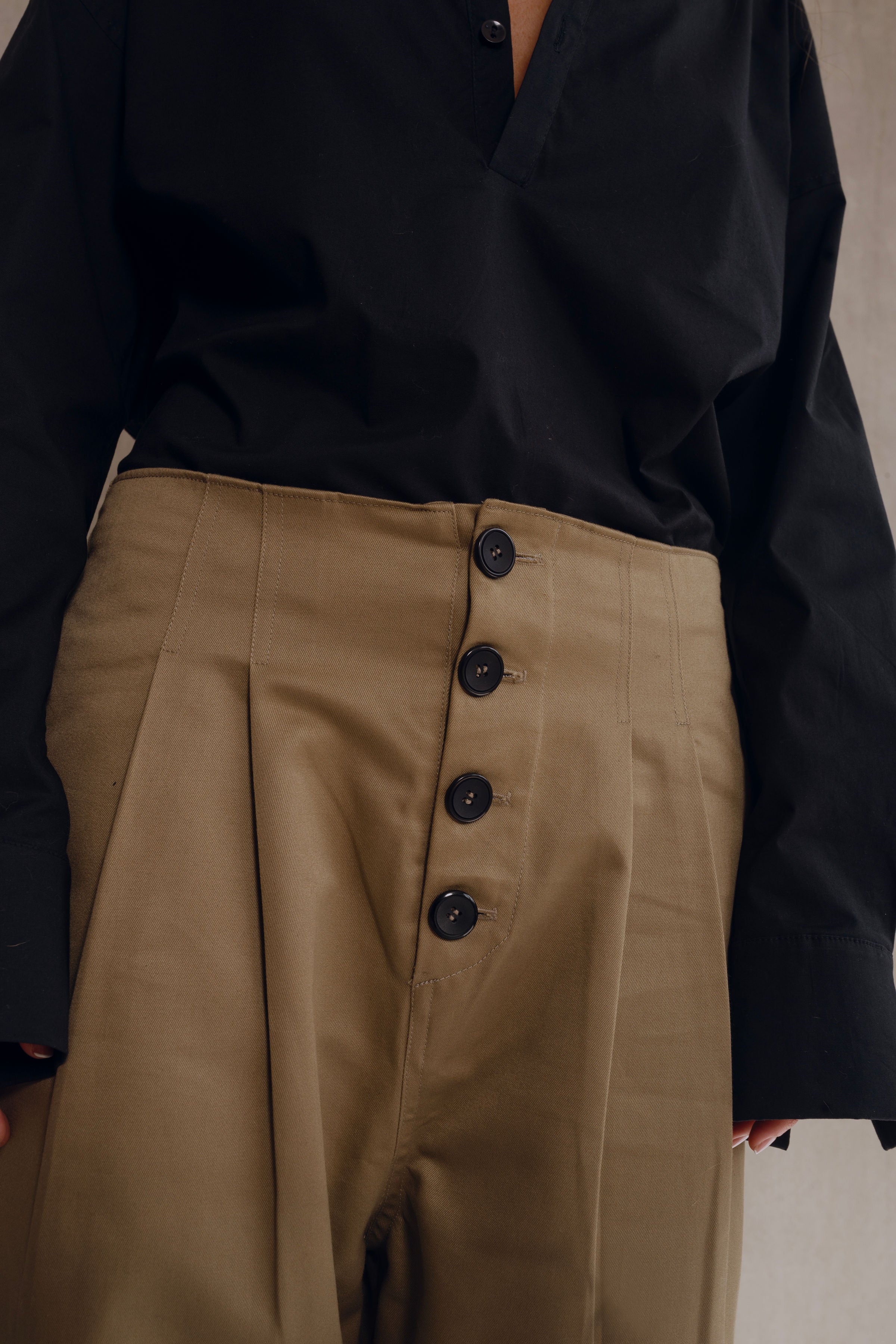 pantalón de pierna recta con pliegues beige hombre