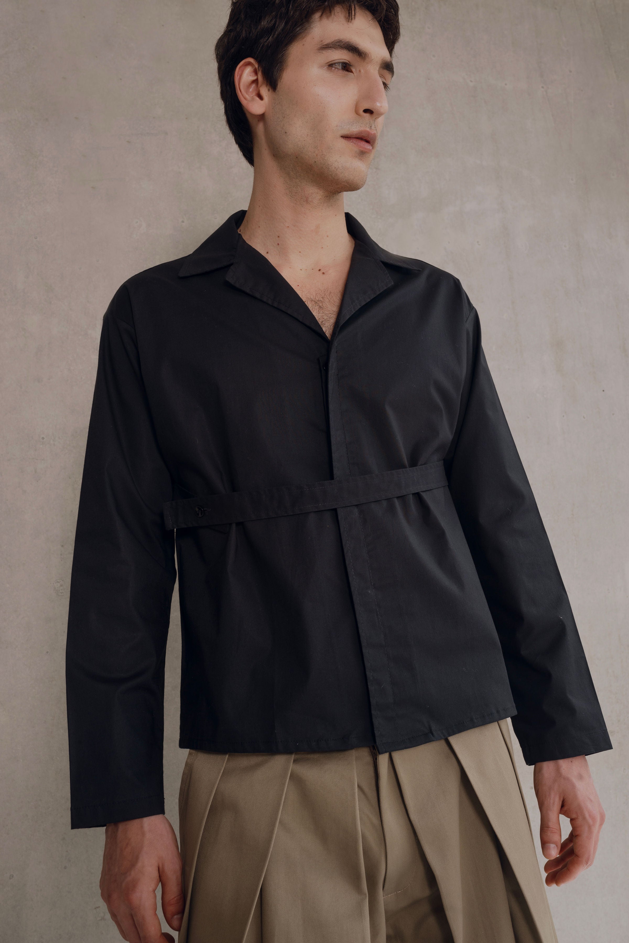 camisa negra con liston