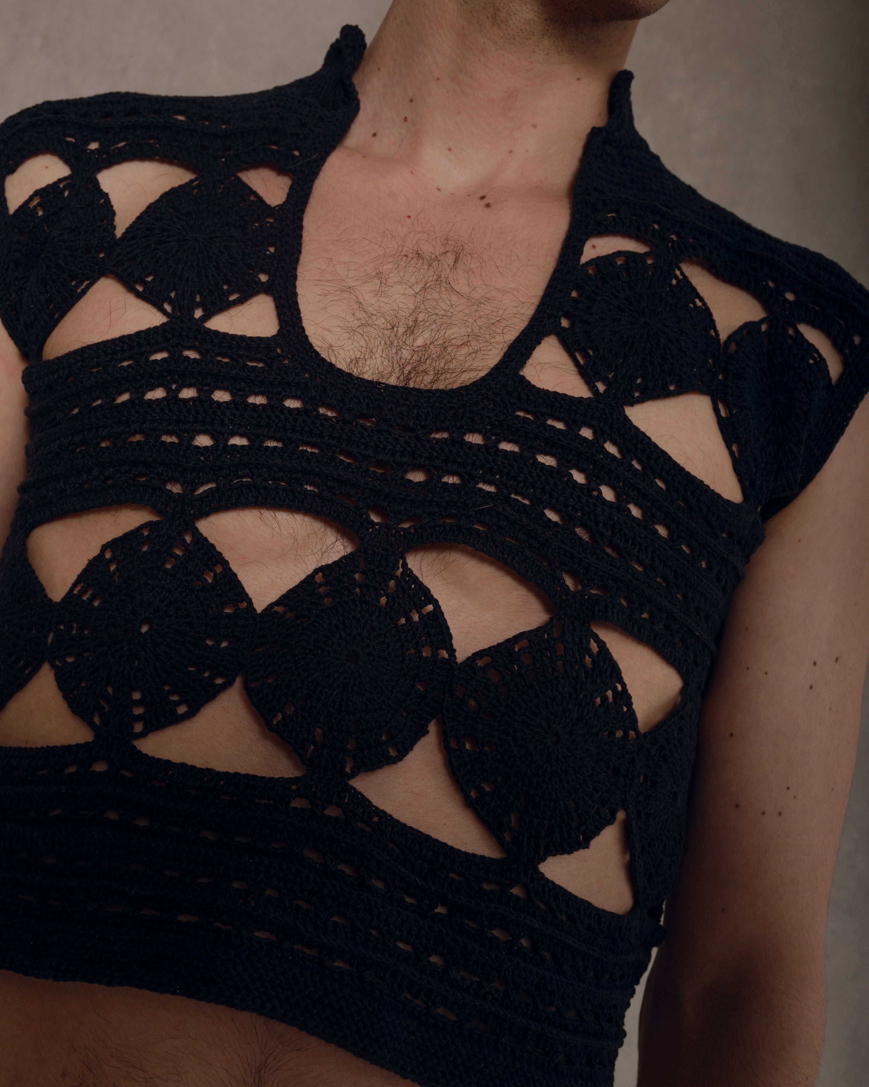 top negro tejido a mano en crochet