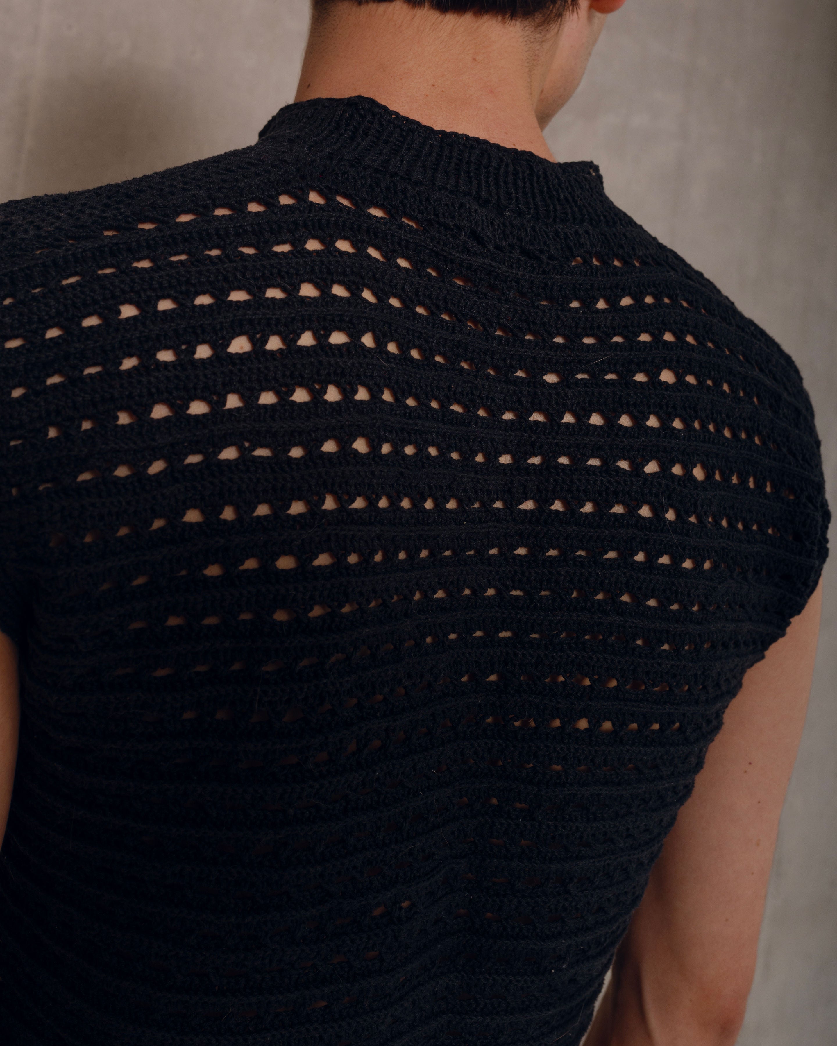 top negro tejido a mano en crochet