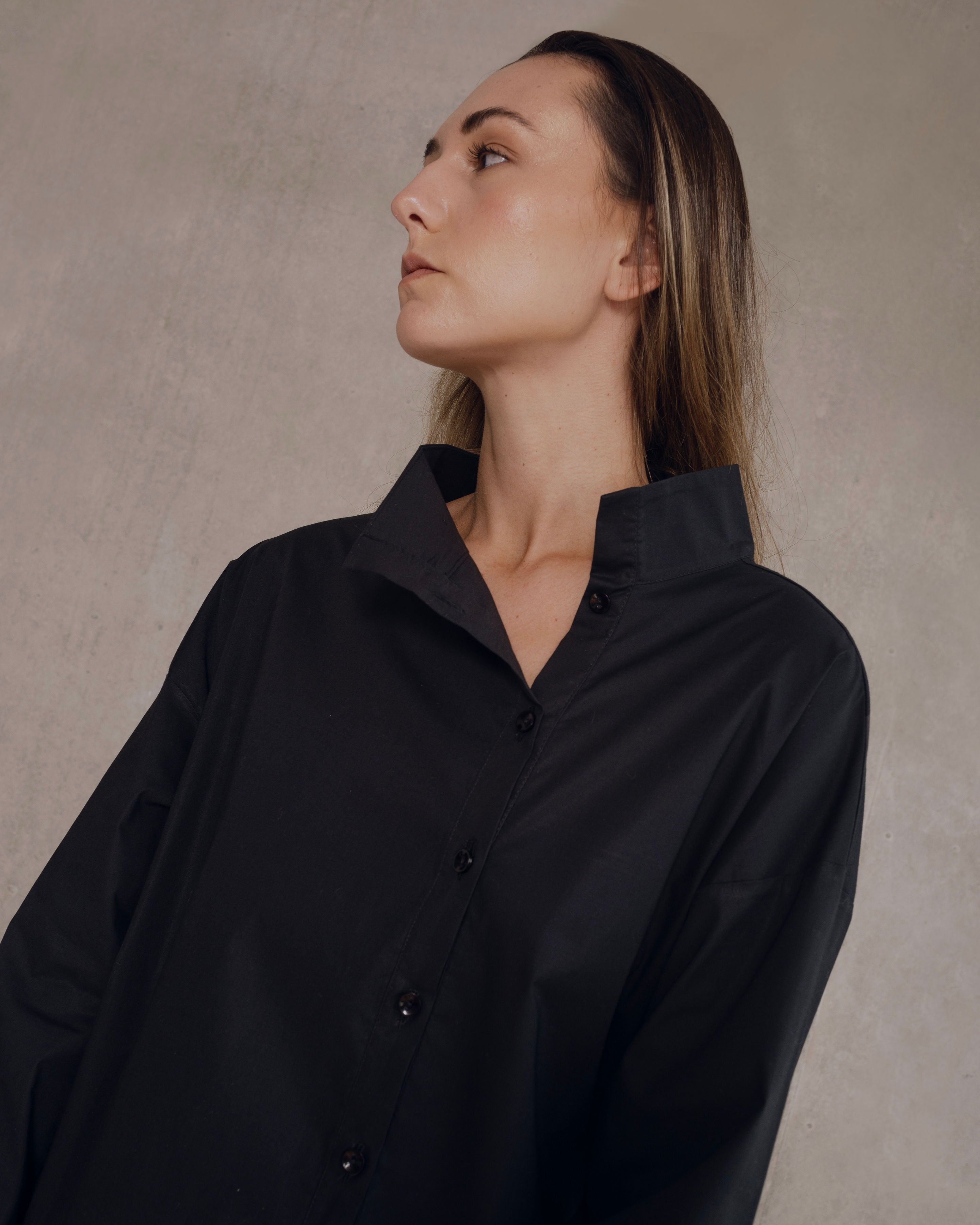 camisa negra asimetrica con botones