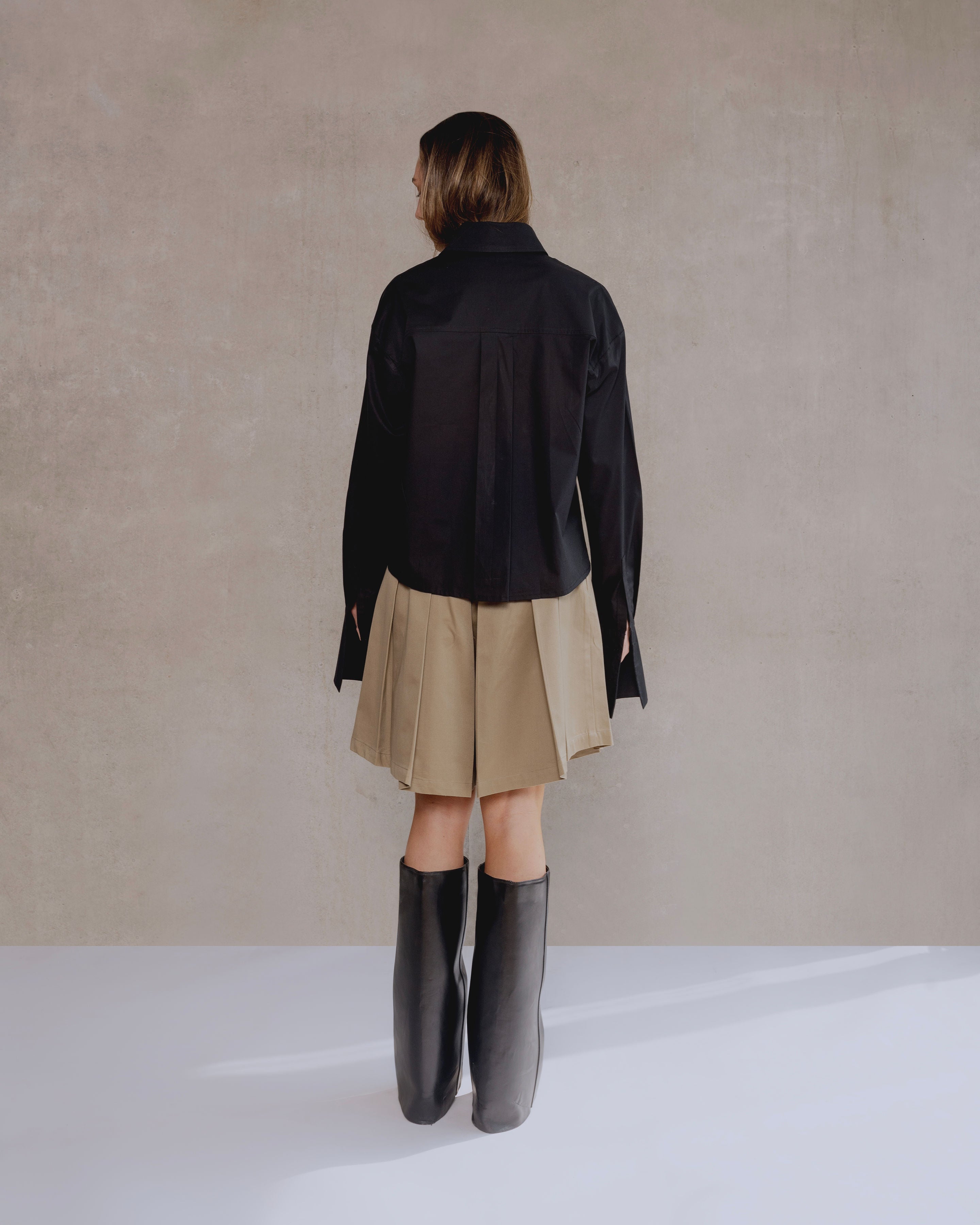falda beige short con pliegues hombre