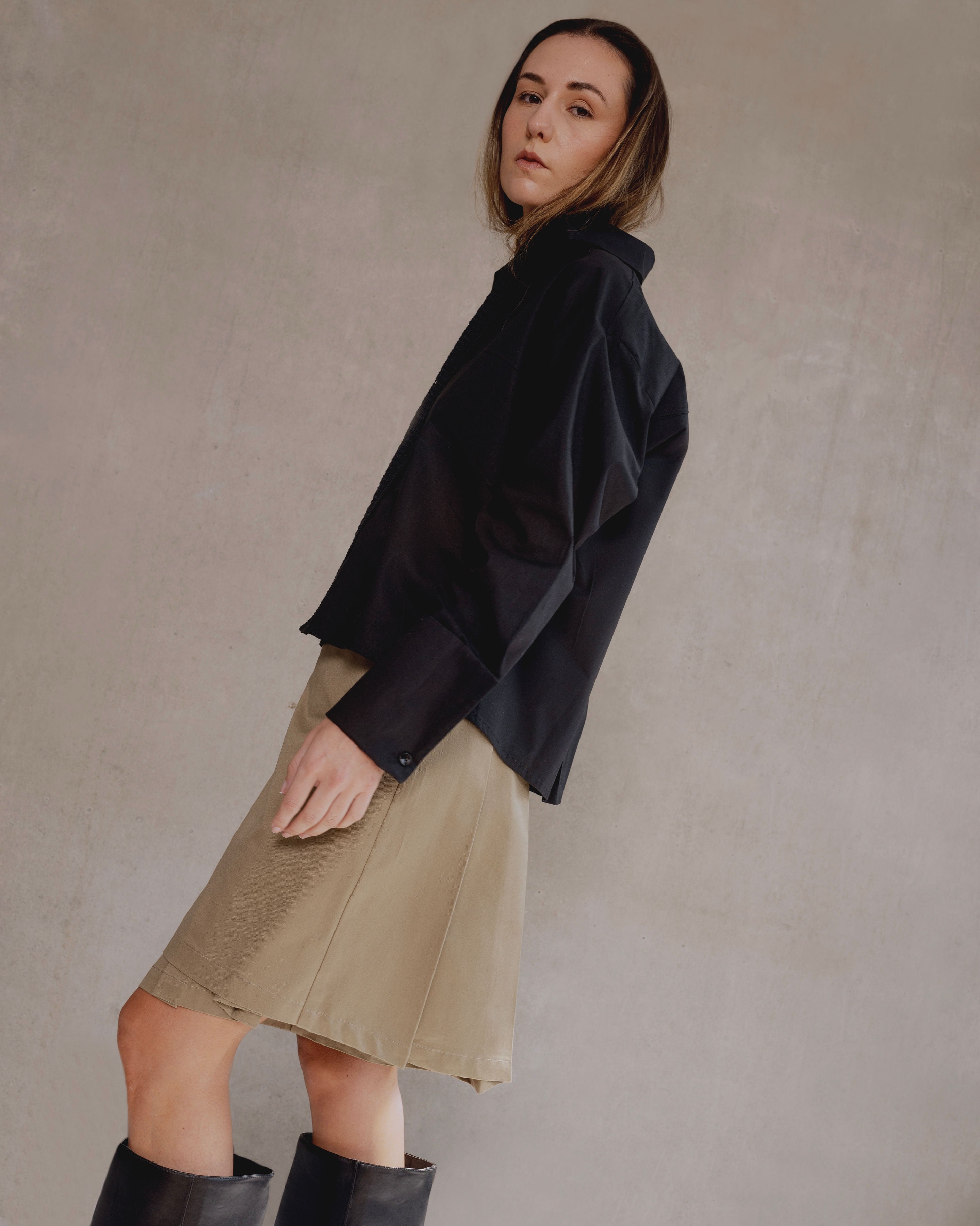 falda beige short con pliegues hombre