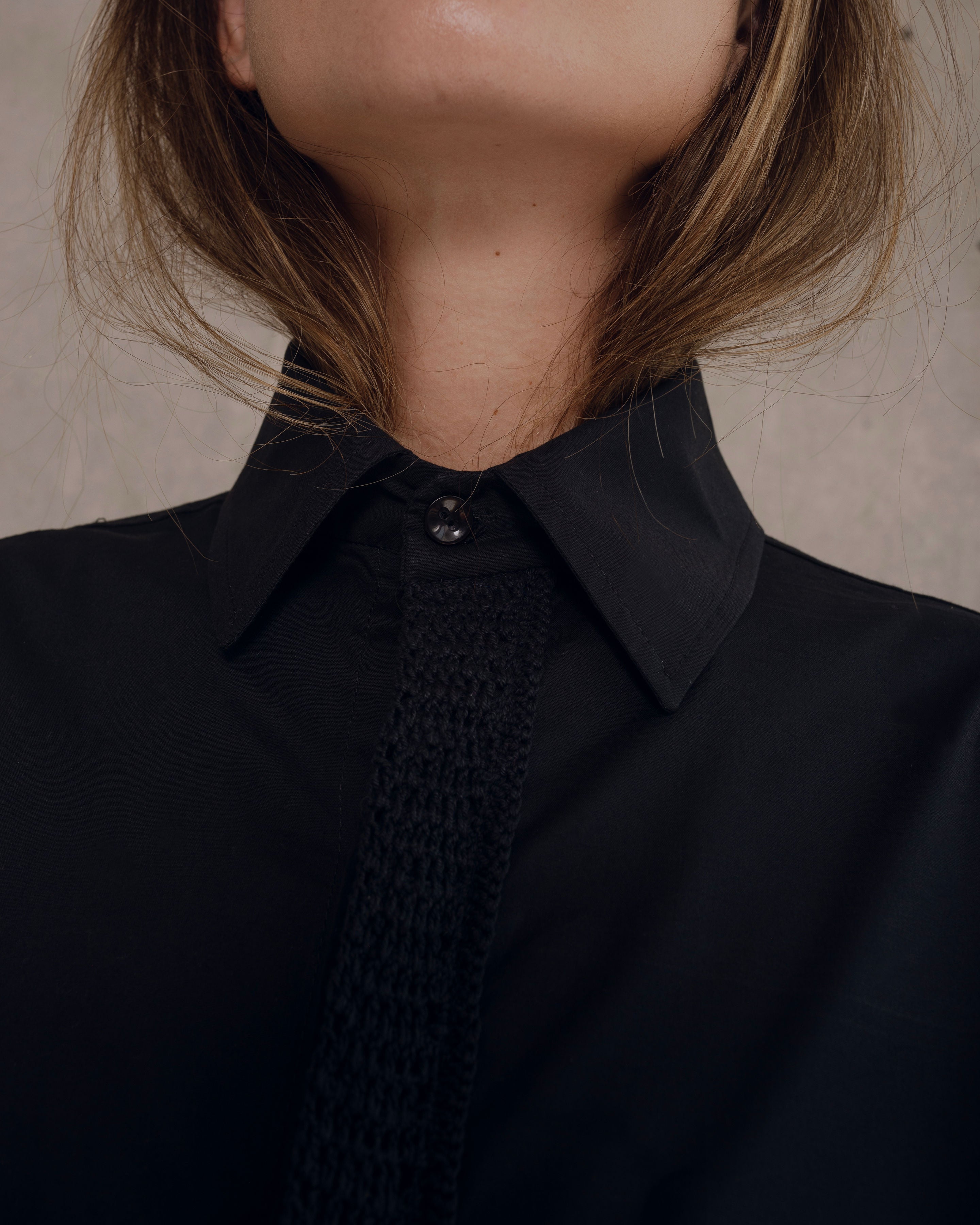 camisa negra detalles crochet manga larga