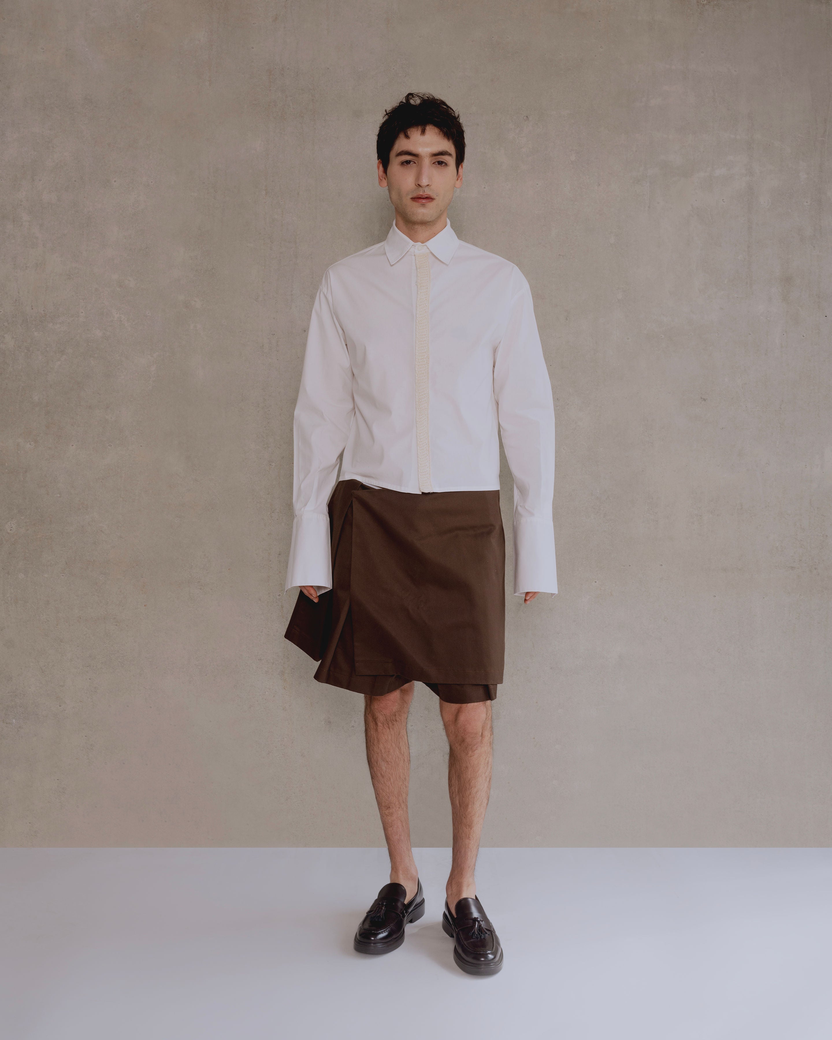 falda marron short con pliegues hombre