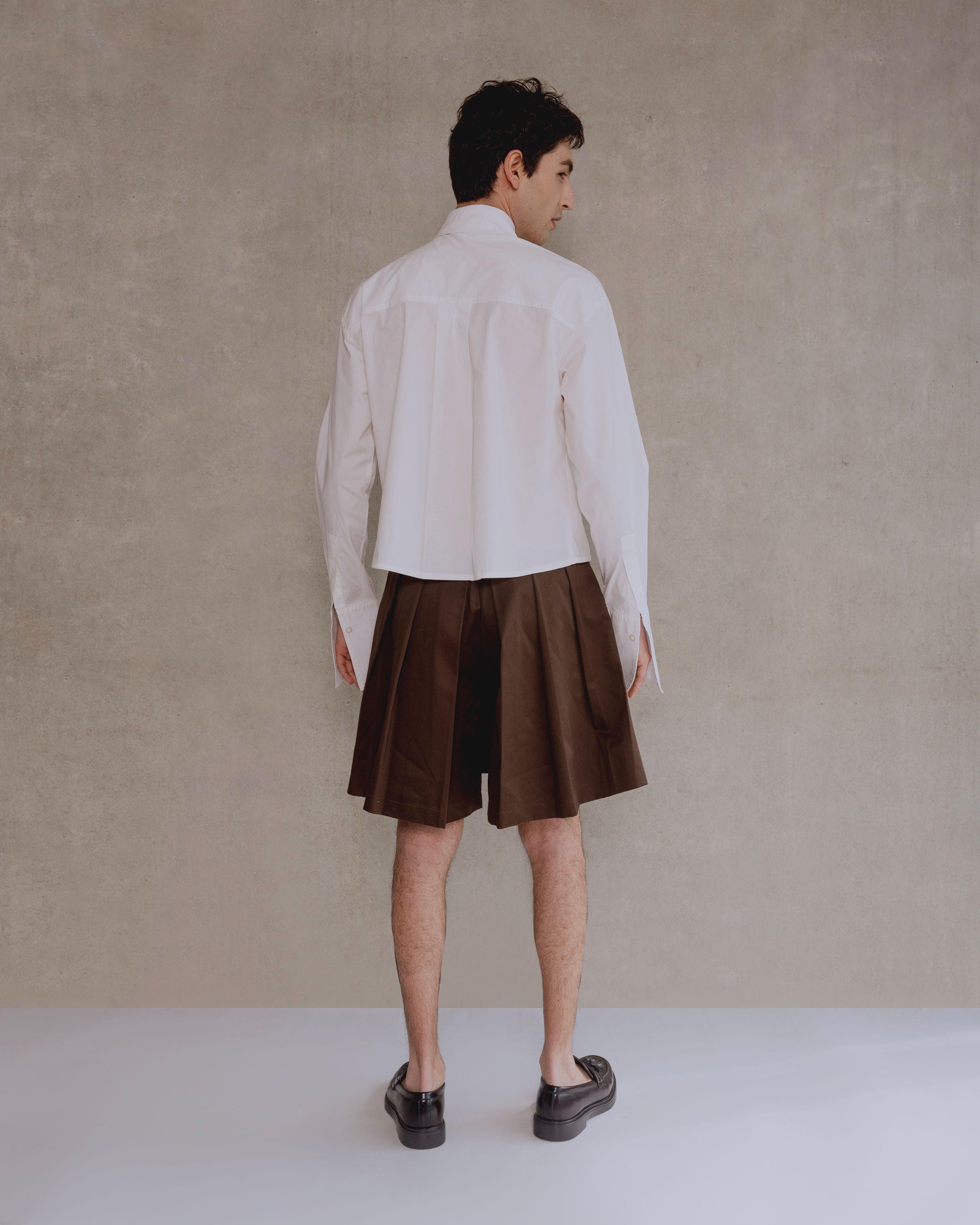 falda marron short con pliegues hombre