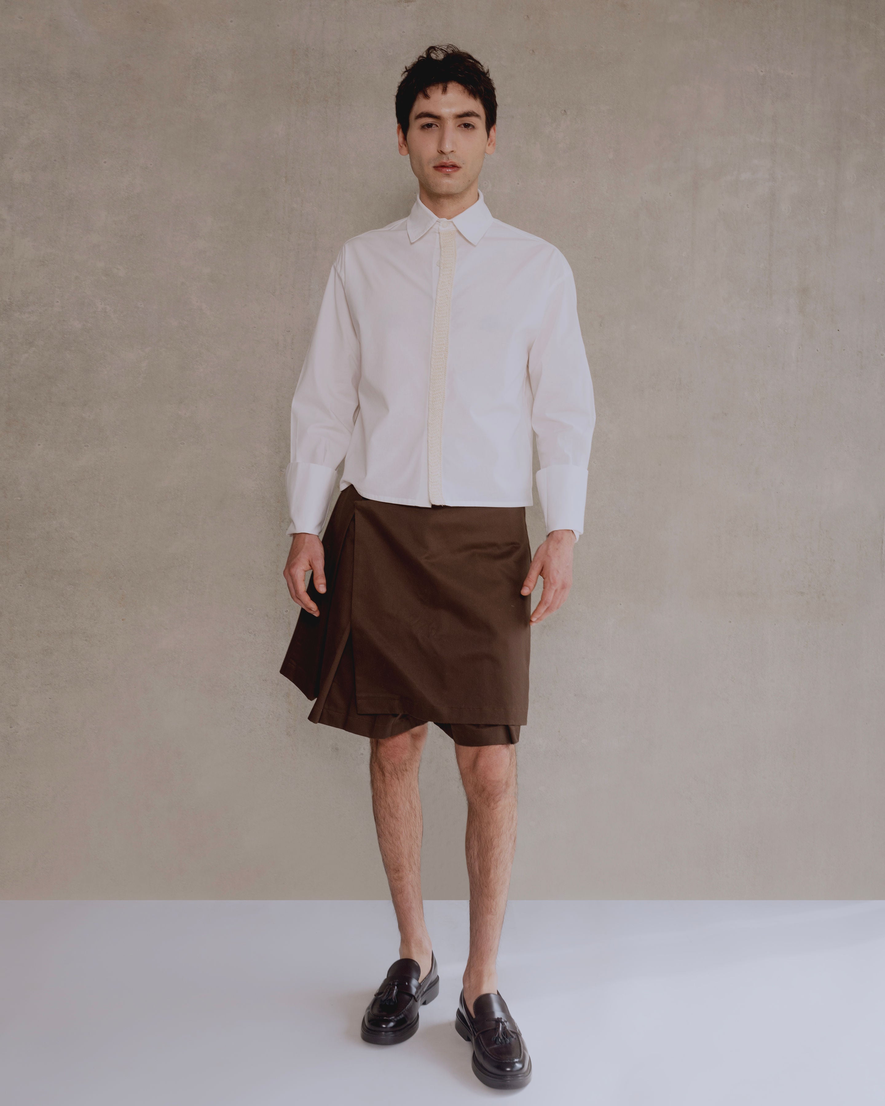 falda marron short con pliegues hombre