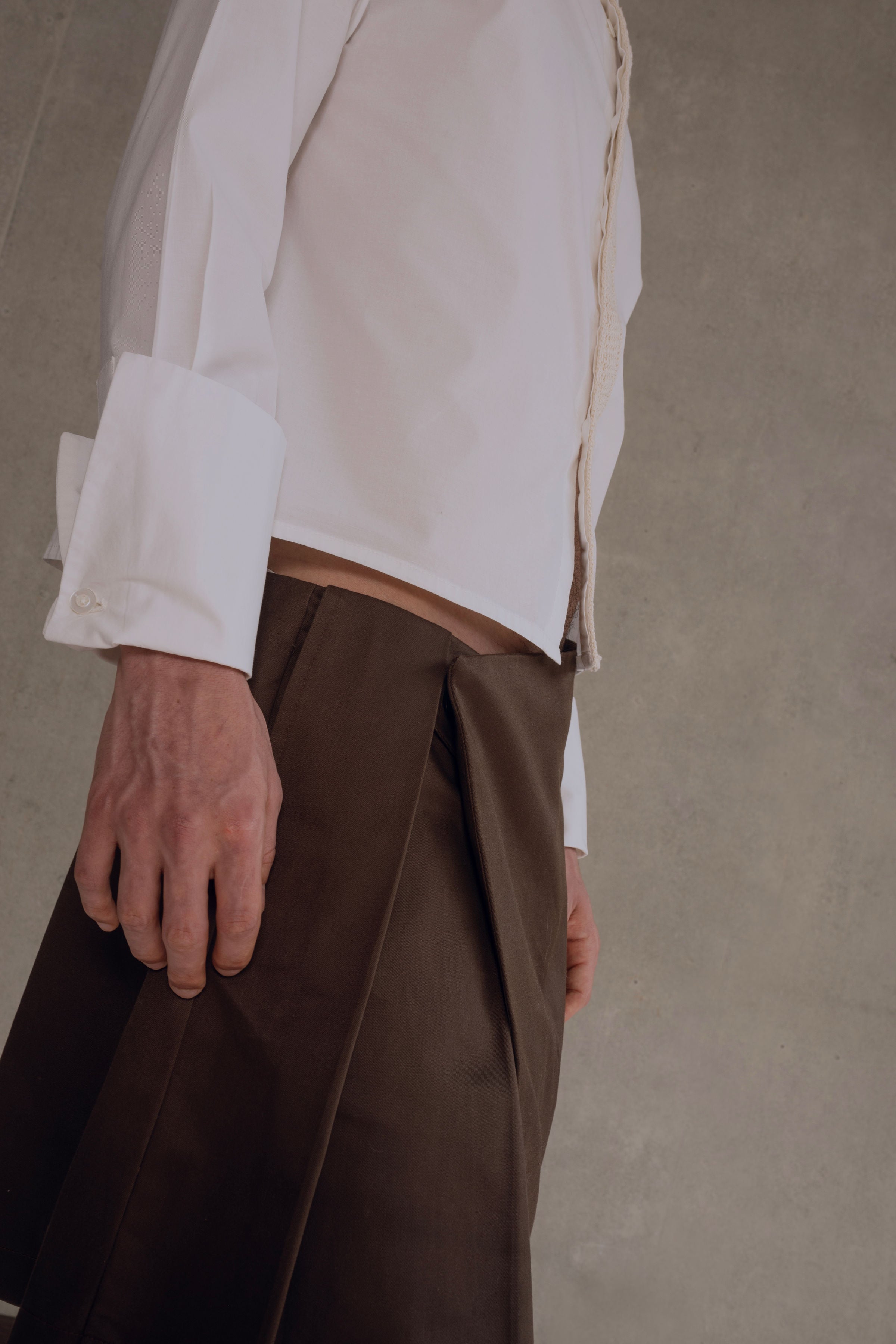 falda marron short con pliegues hombre