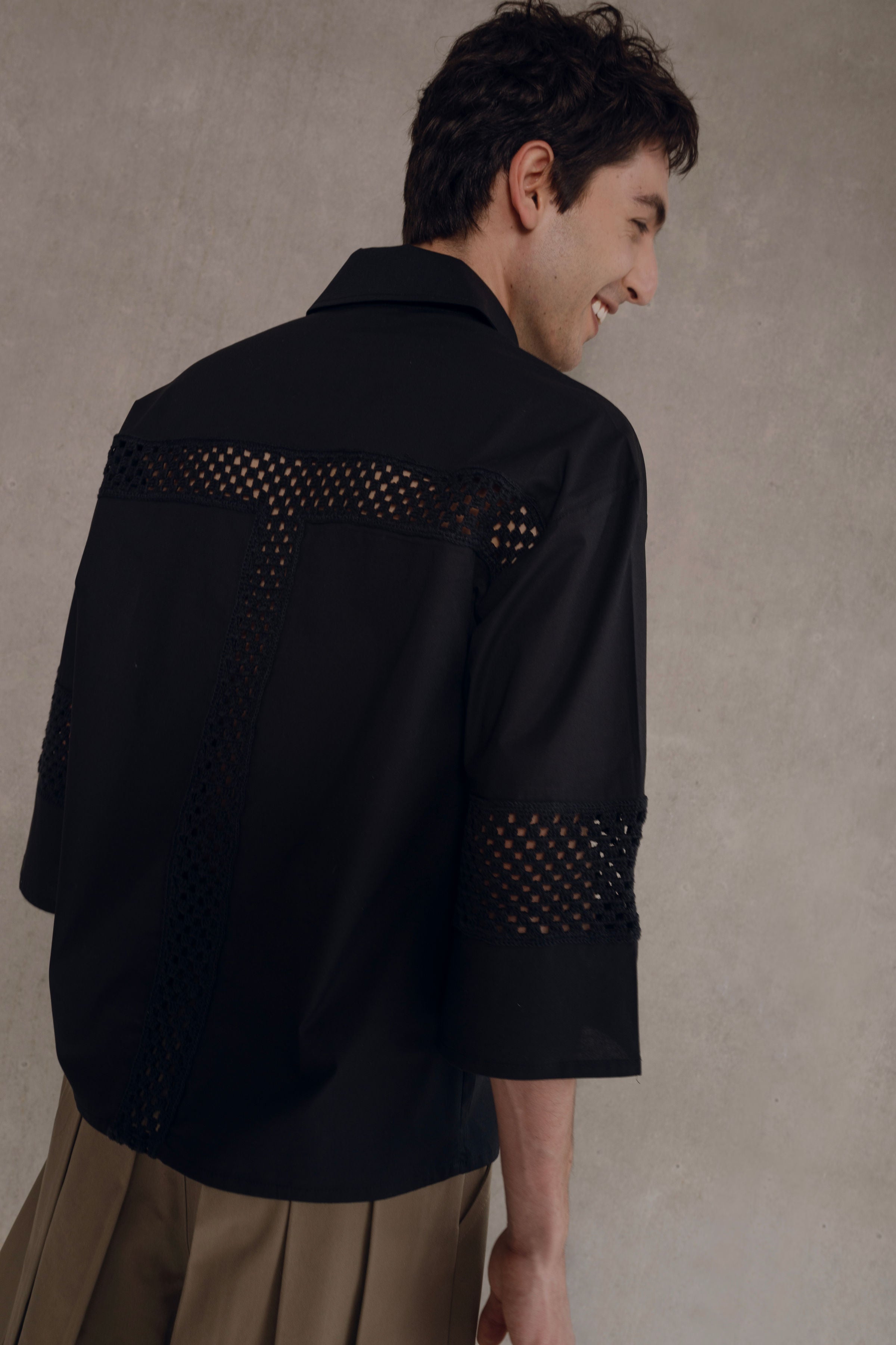camiseta negra oversized