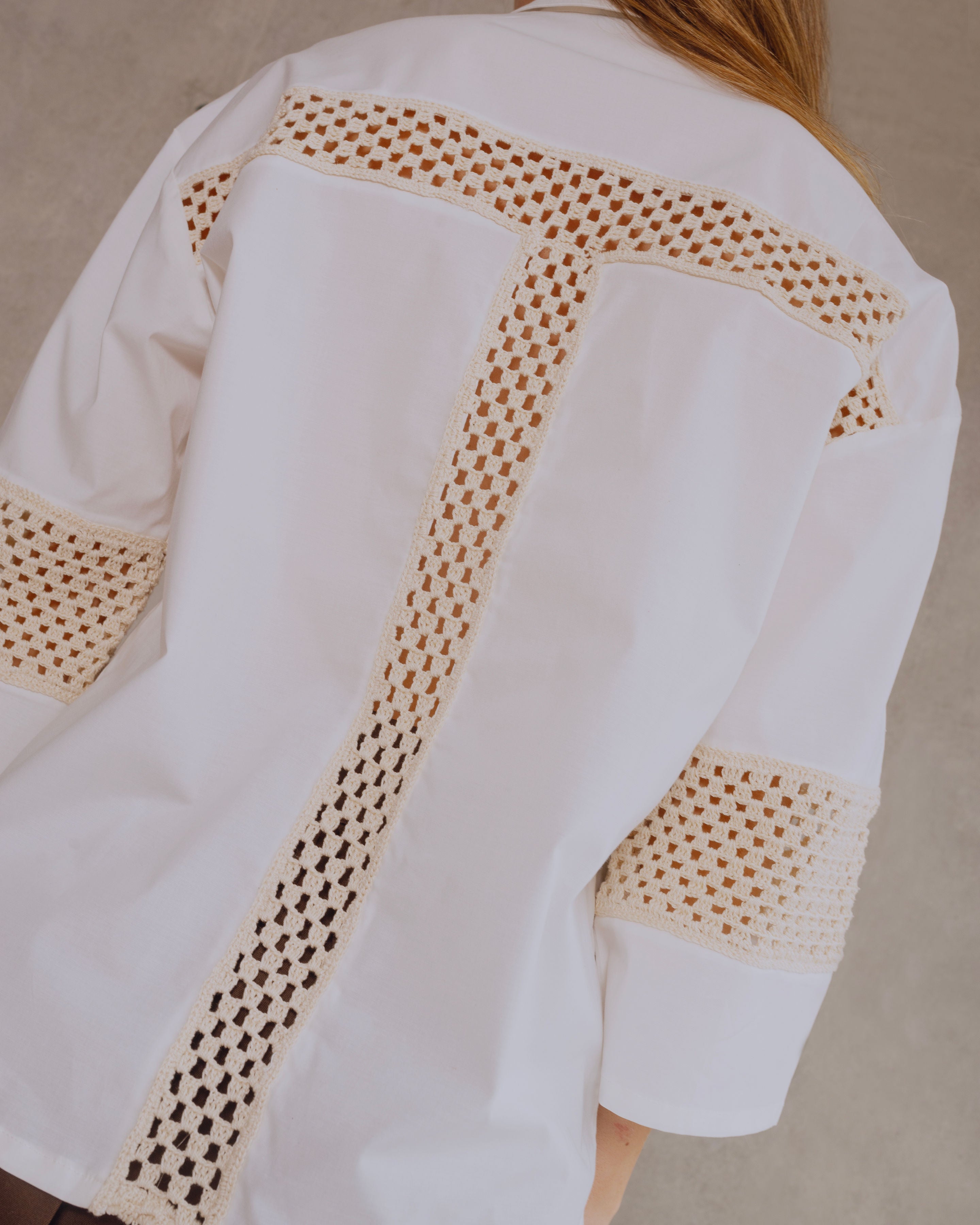 camiseta blanca oversized