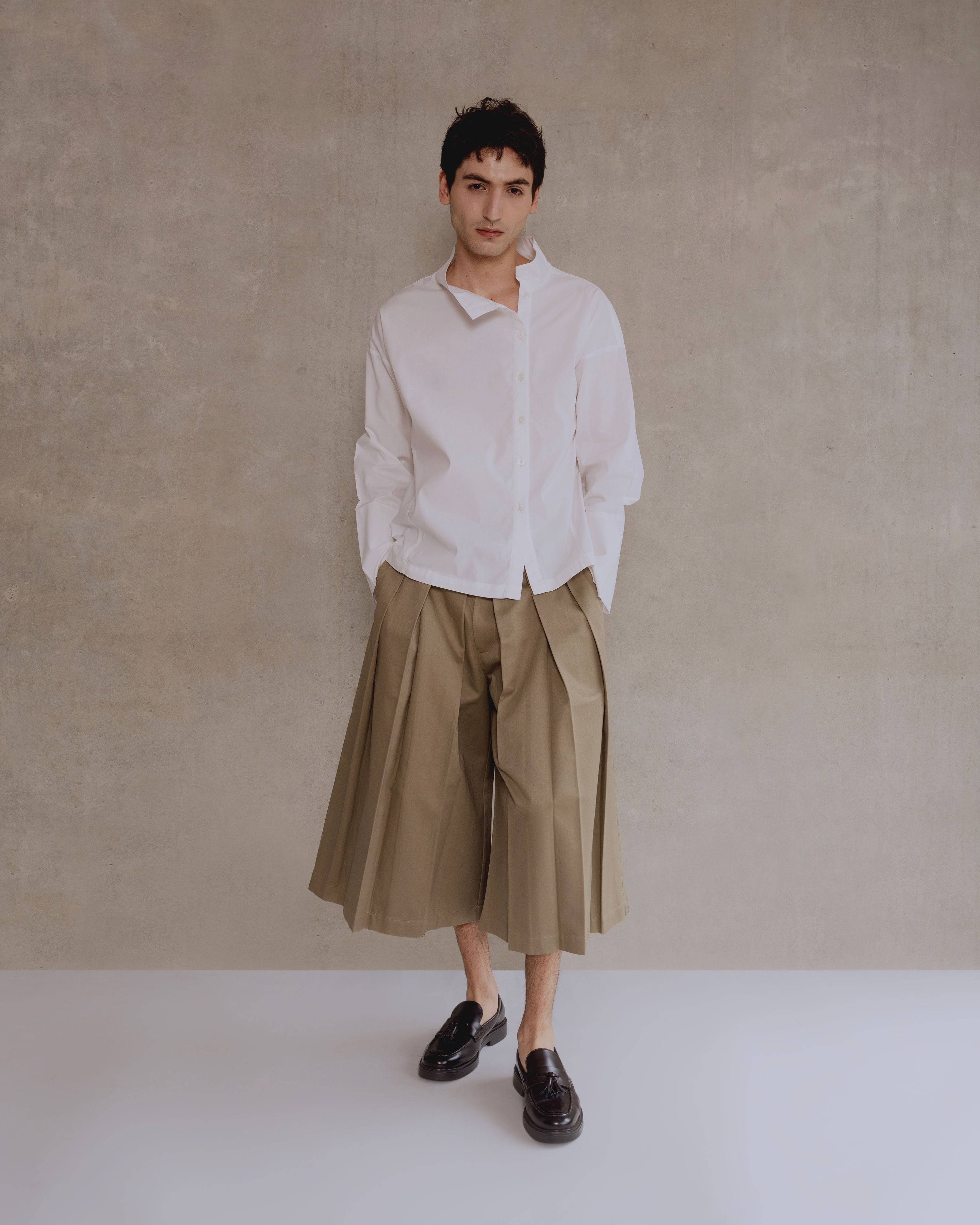 camisa blanca asimetrica con botones