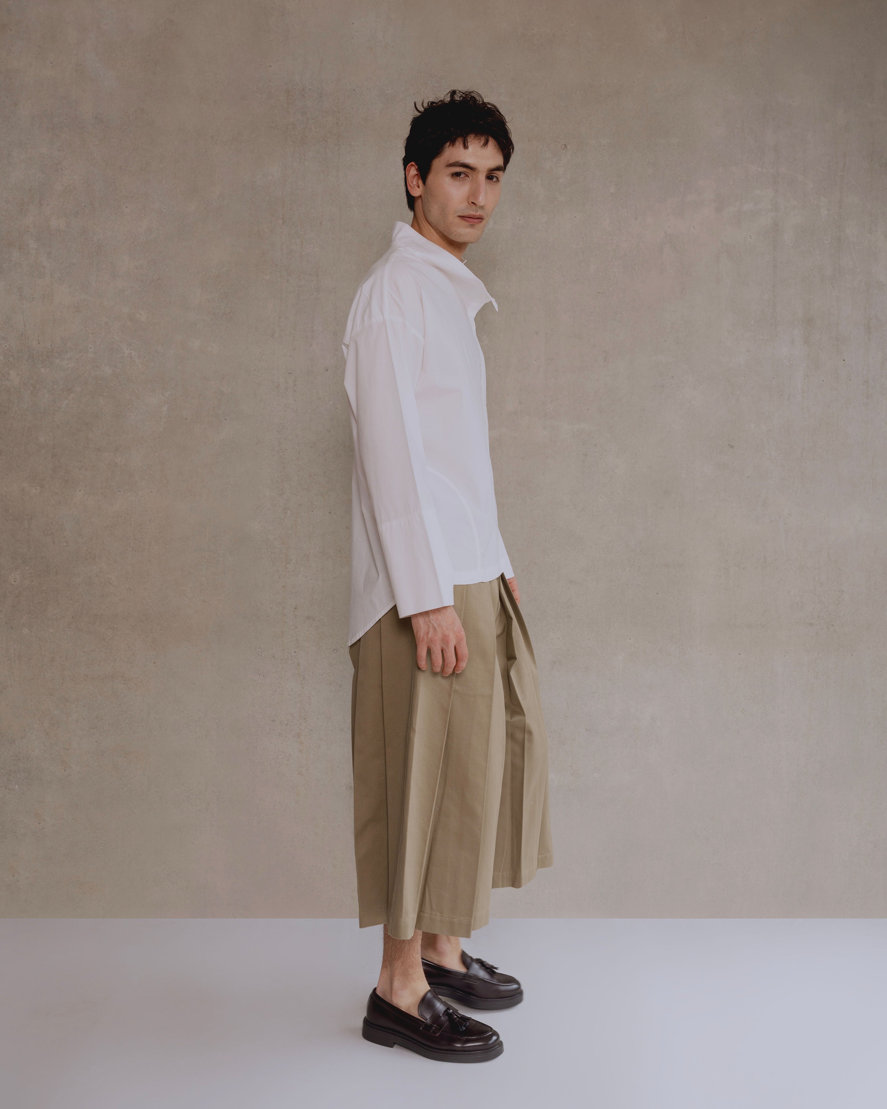 camisa blanca asimetrica con botones