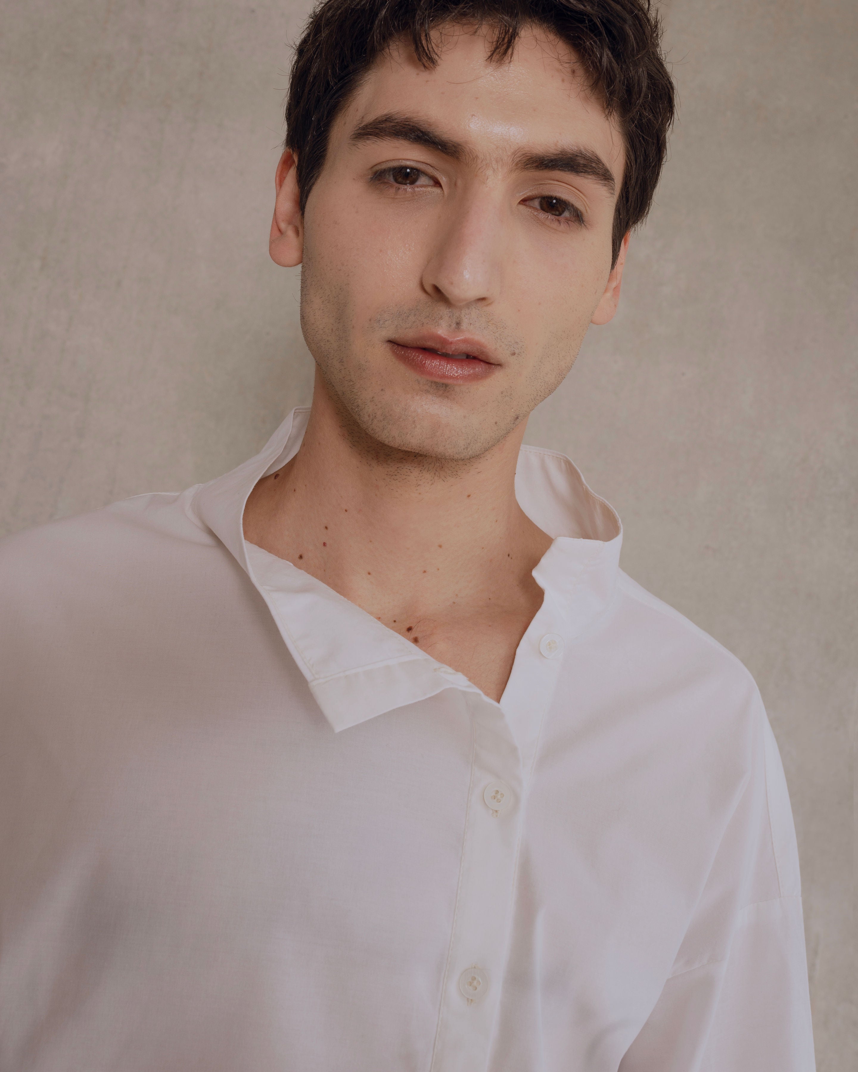 camisa blanca asimetrica con botones