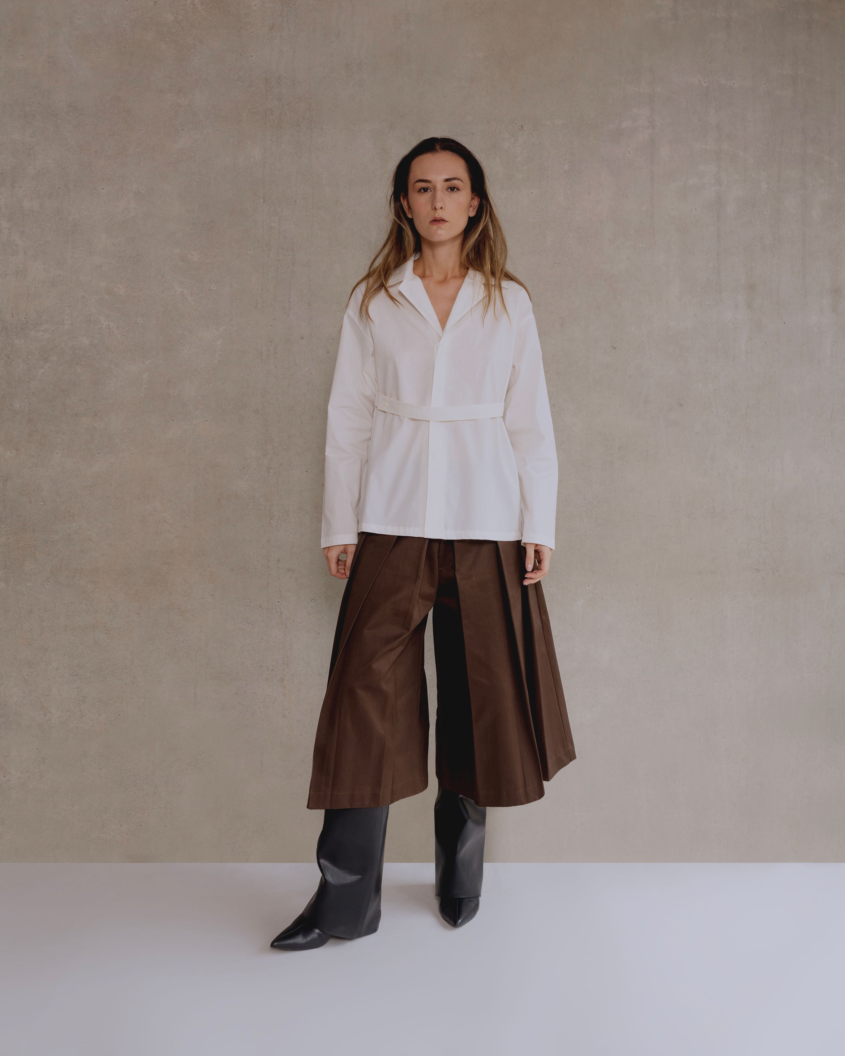 camisa blanca con liston