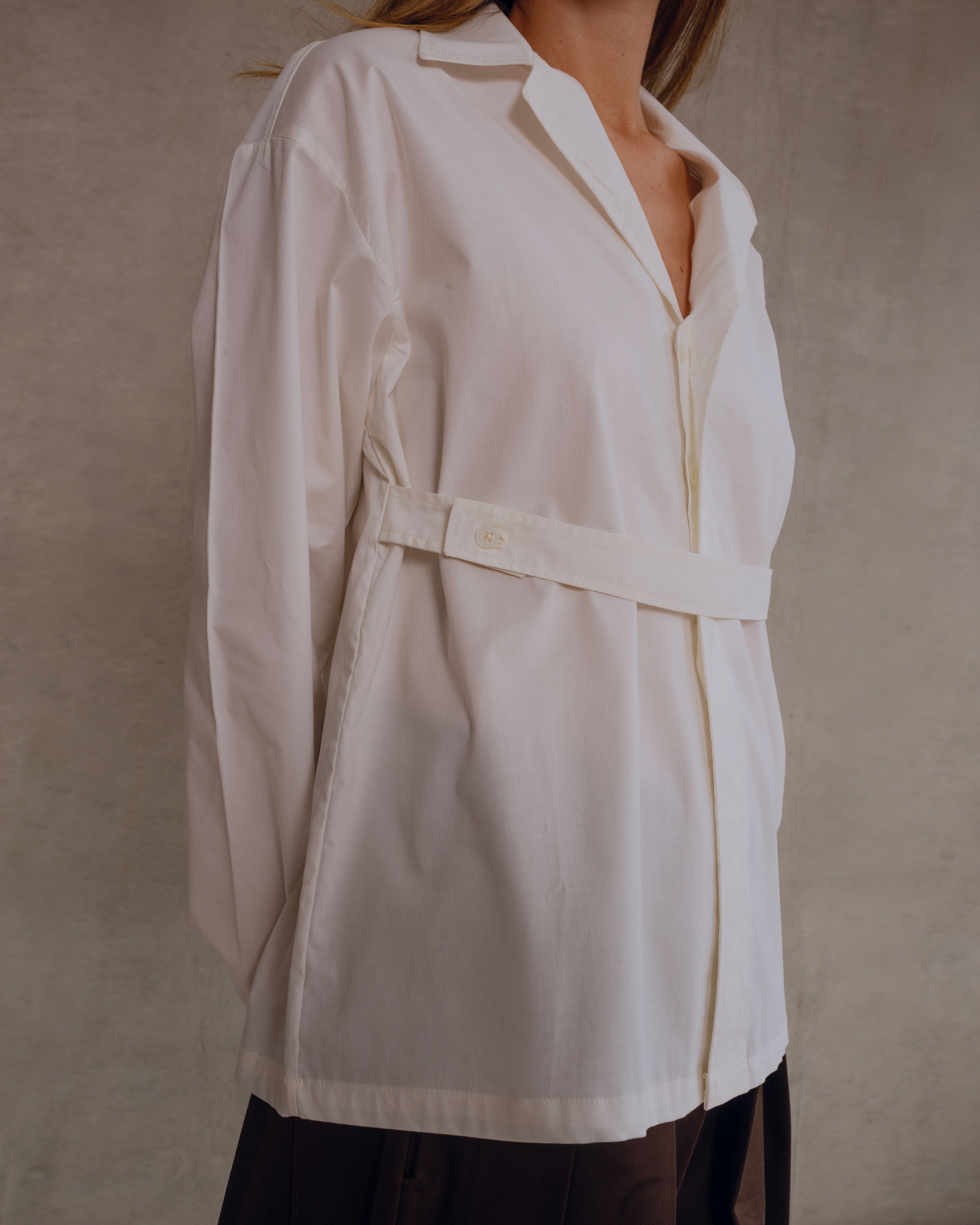 camisa blanca con liston