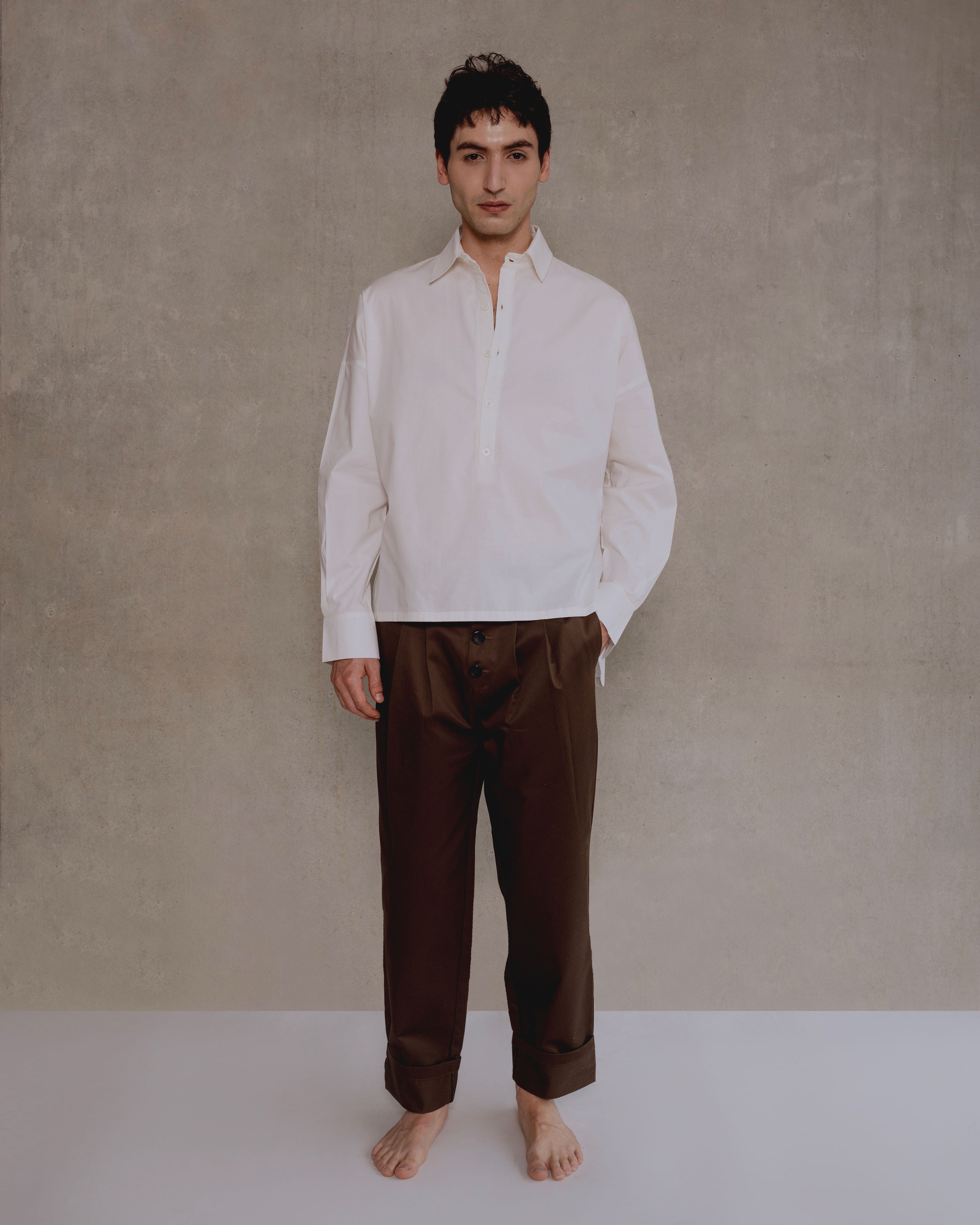 pantalon marron de pierna recta con pliegues