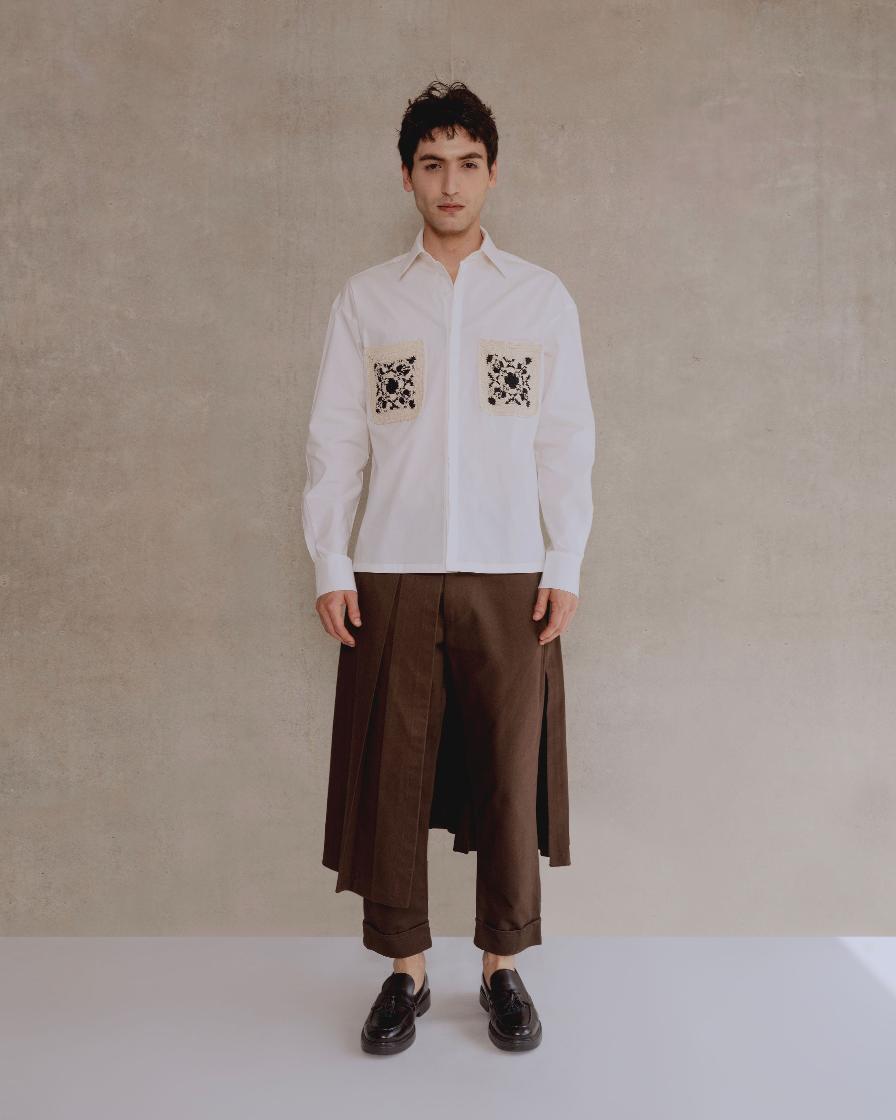 camisa blanca con bolsillos crochet