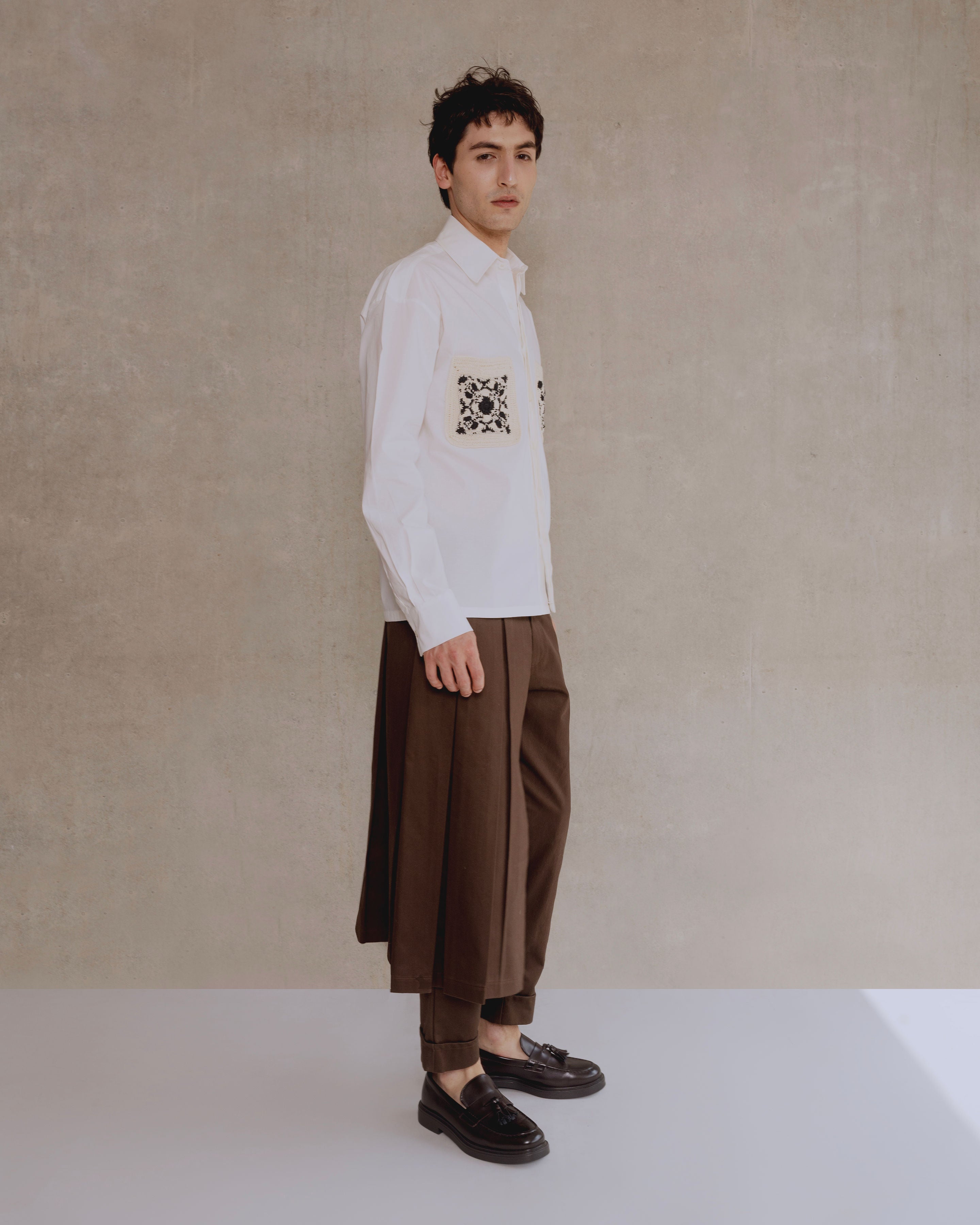 camisa blanca con bolsillos crochet