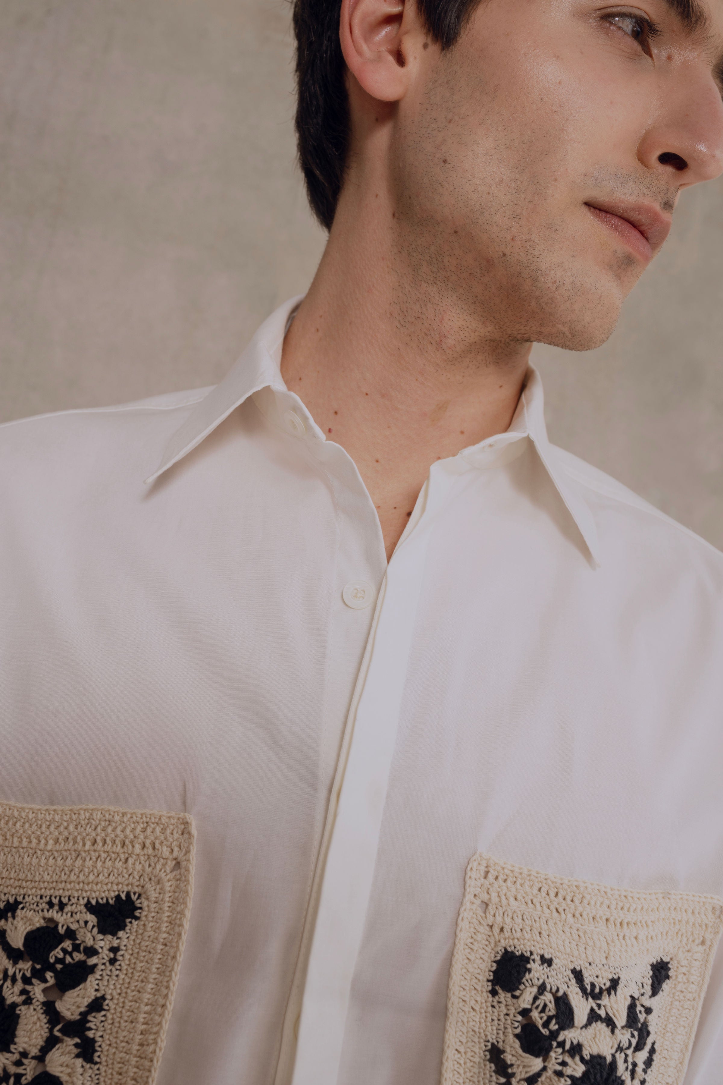 camisa blanca con bolsillos crochet