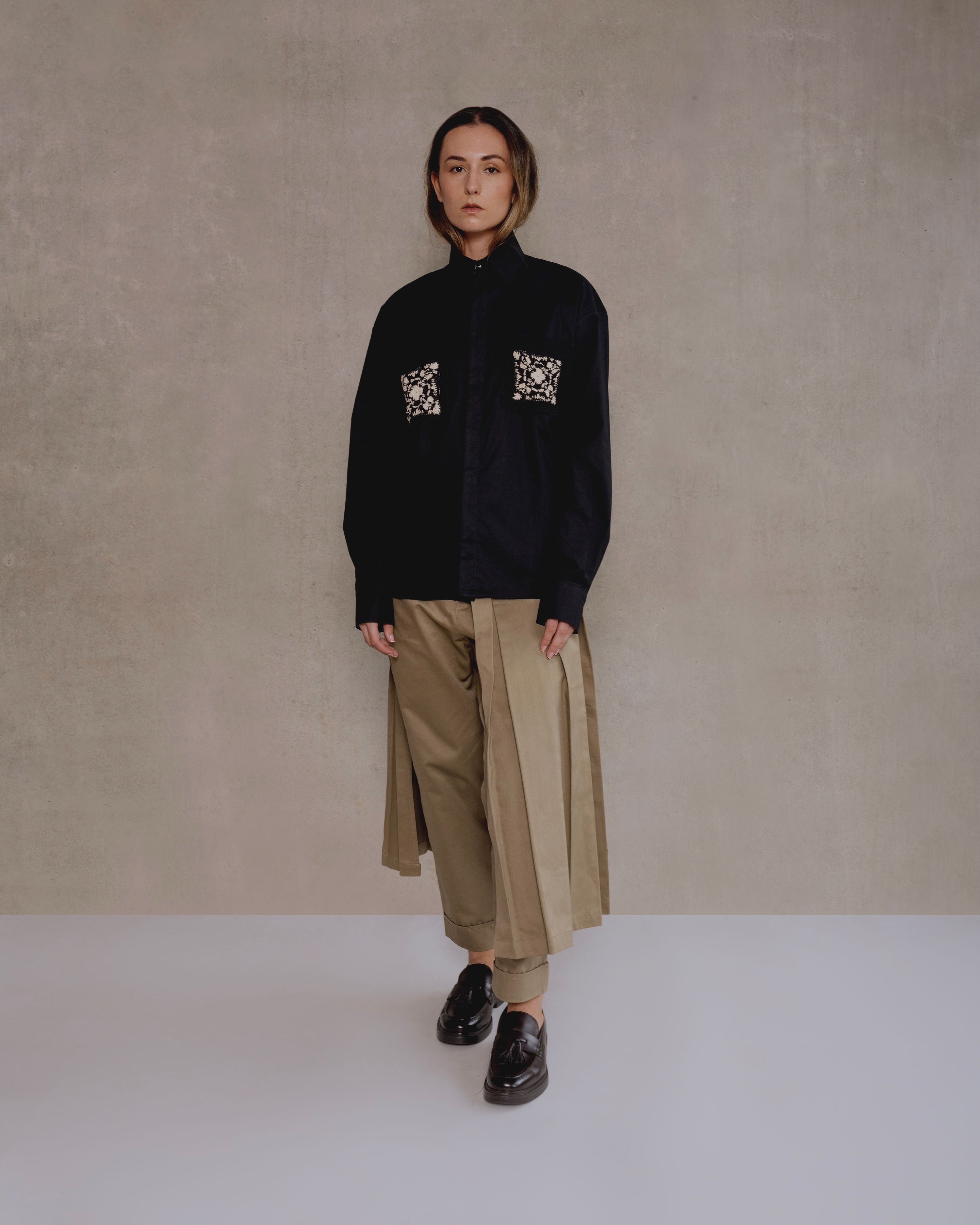 pantalon beige recto con sobre falda de pliegues hombre
