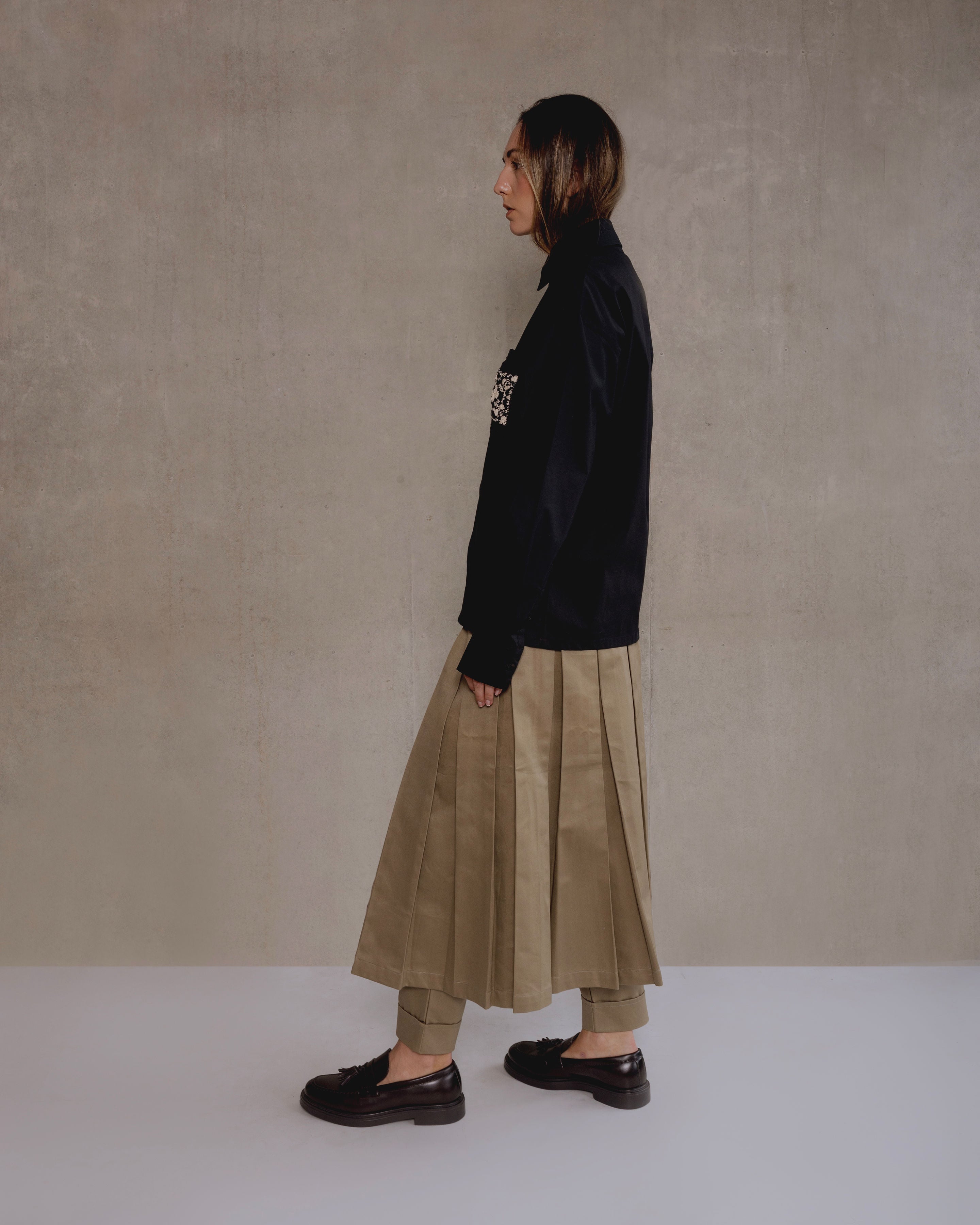 pantalon beige recto con sobre falda de pliegues hombre