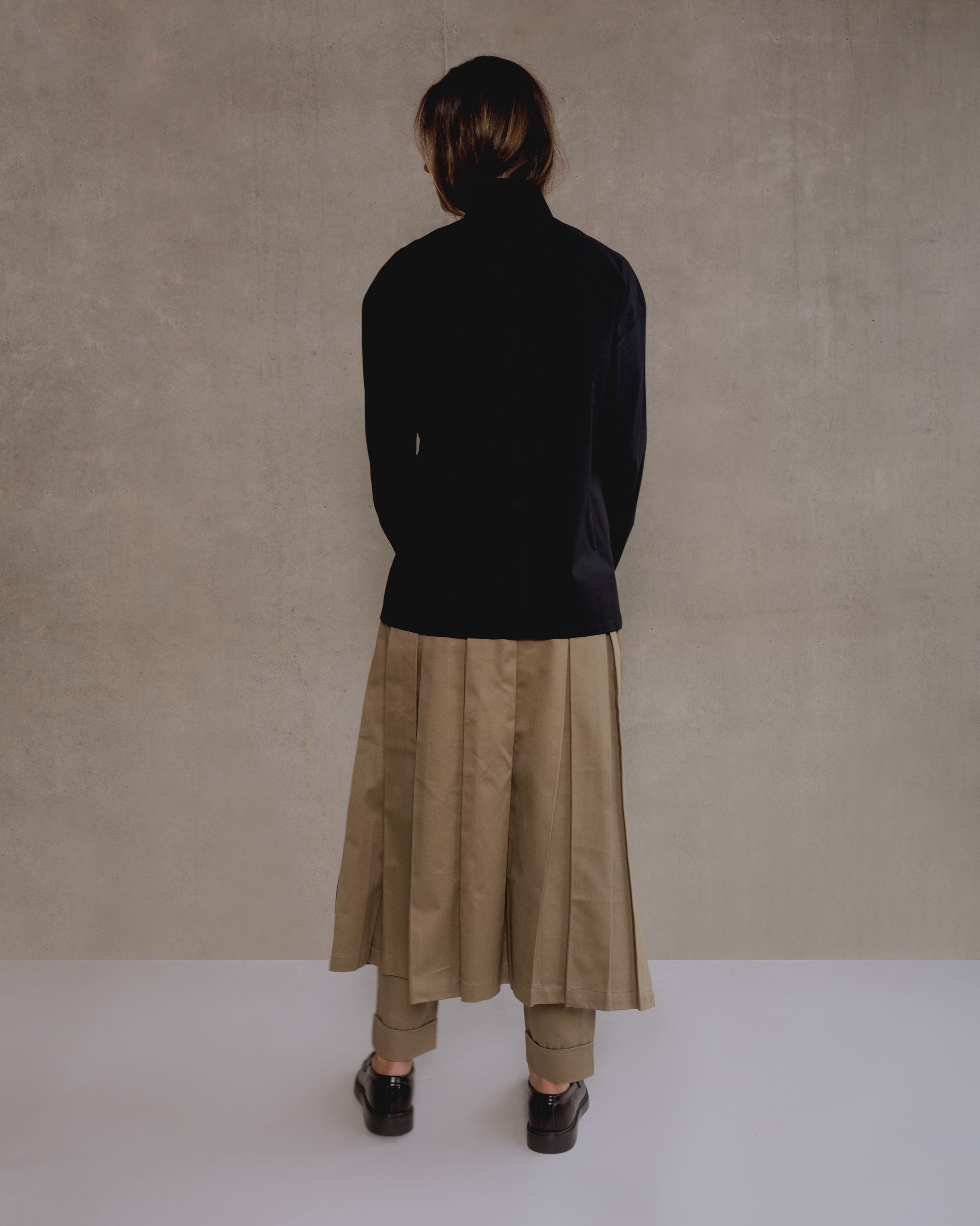 pantalon beige recto con sobre falda de pliegues hombre