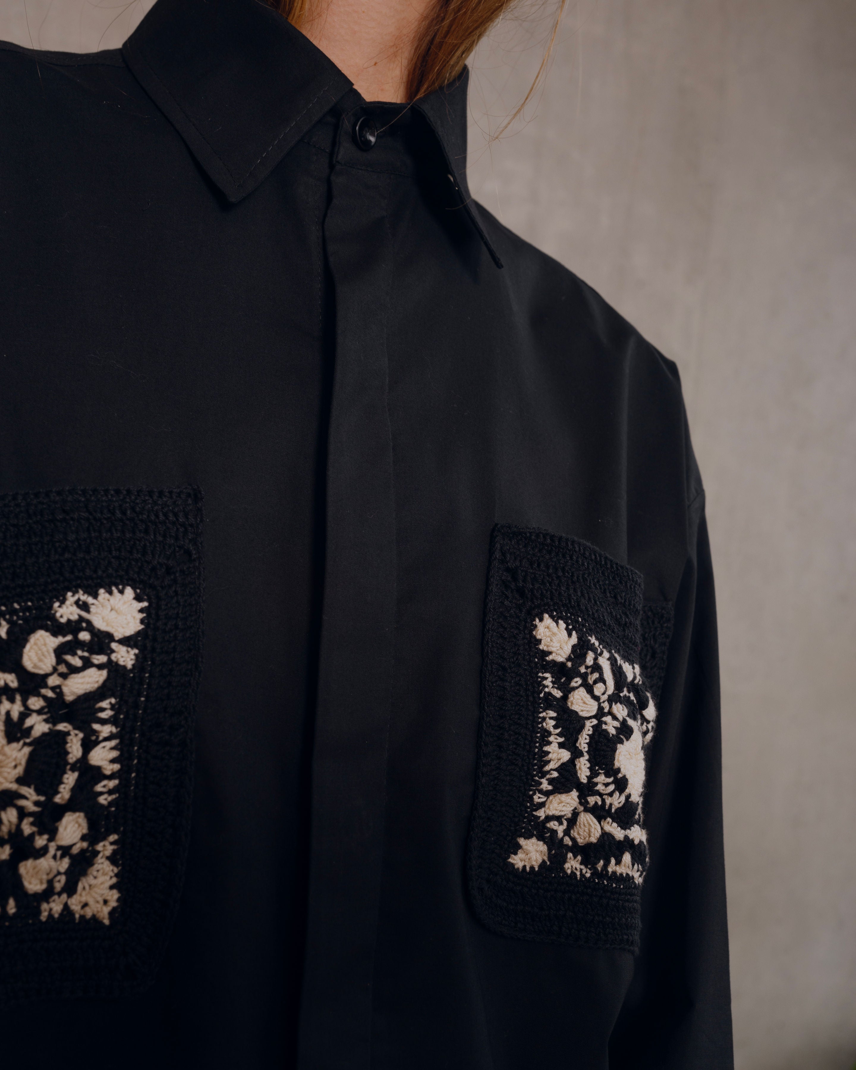 camisa negra con bolsillos crochet