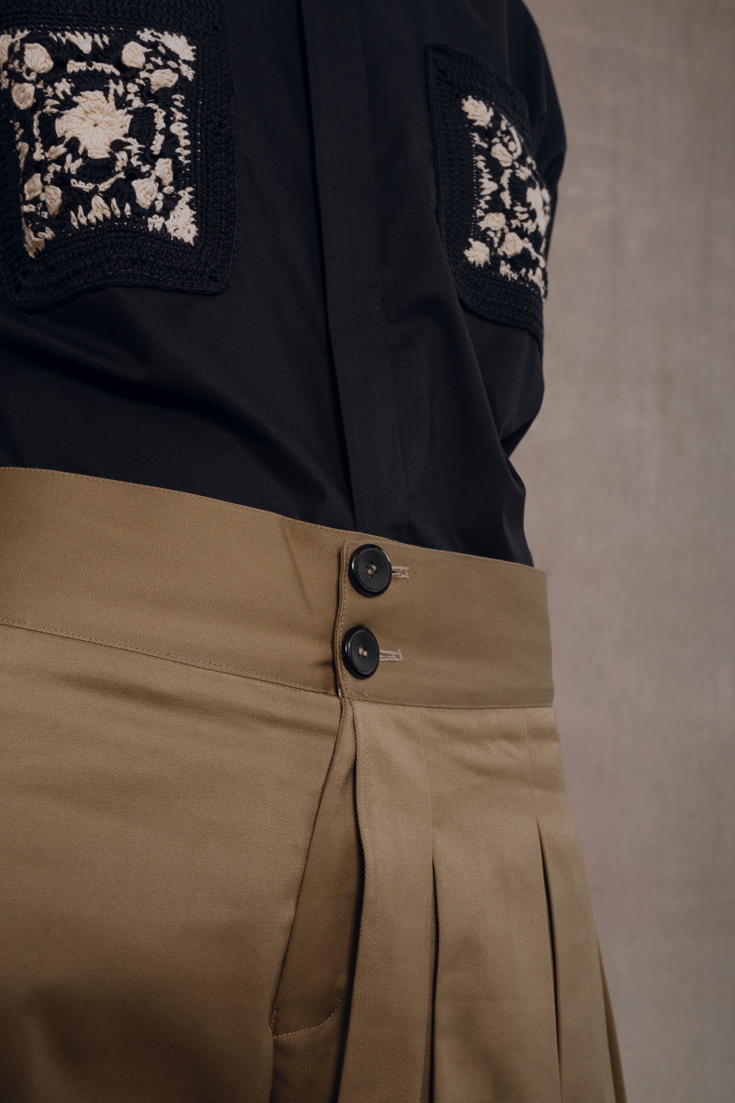 pantalon beige recto con sobre falda de pliegues hombre
