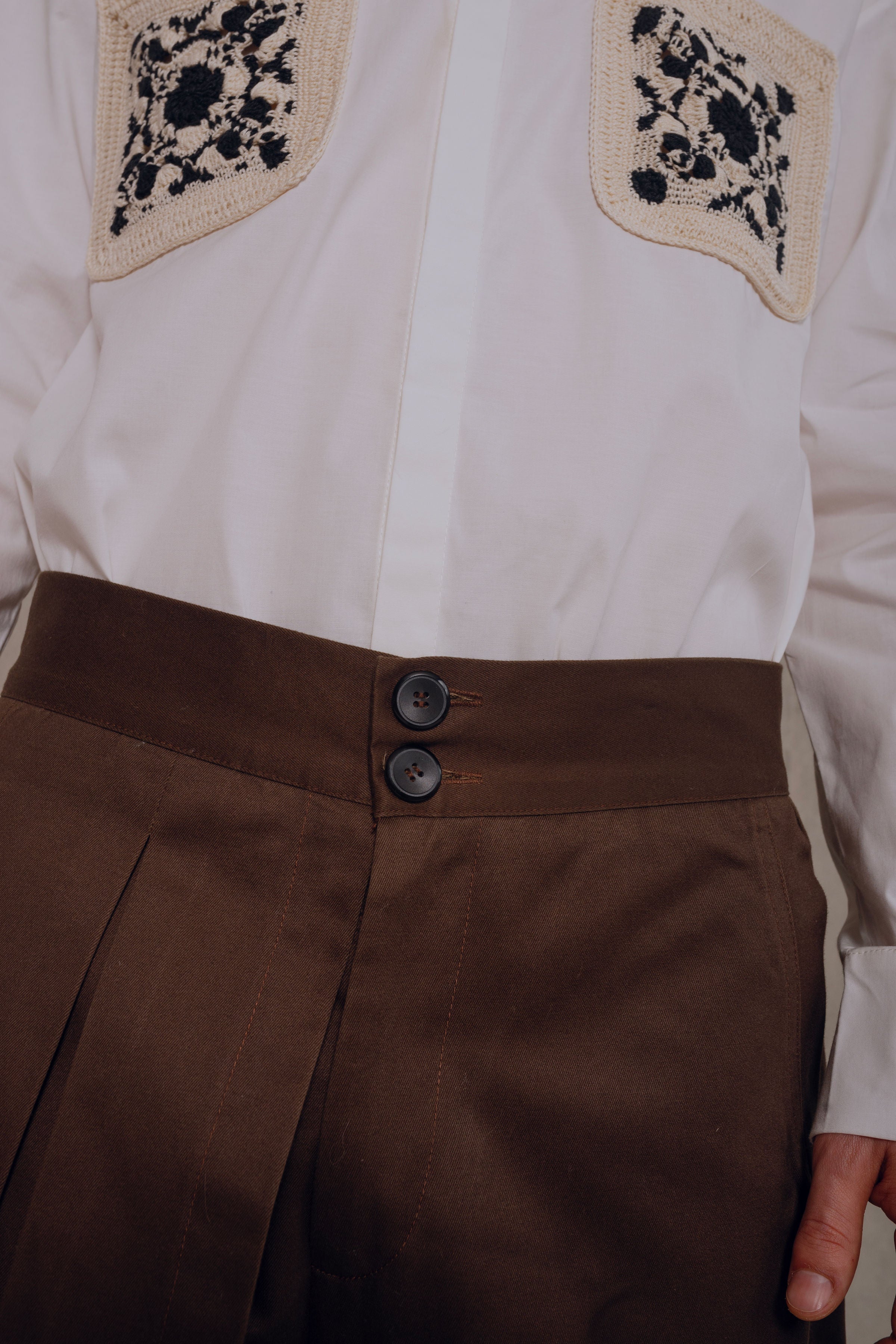 pantalon marron recto con sobre falda de pliegues