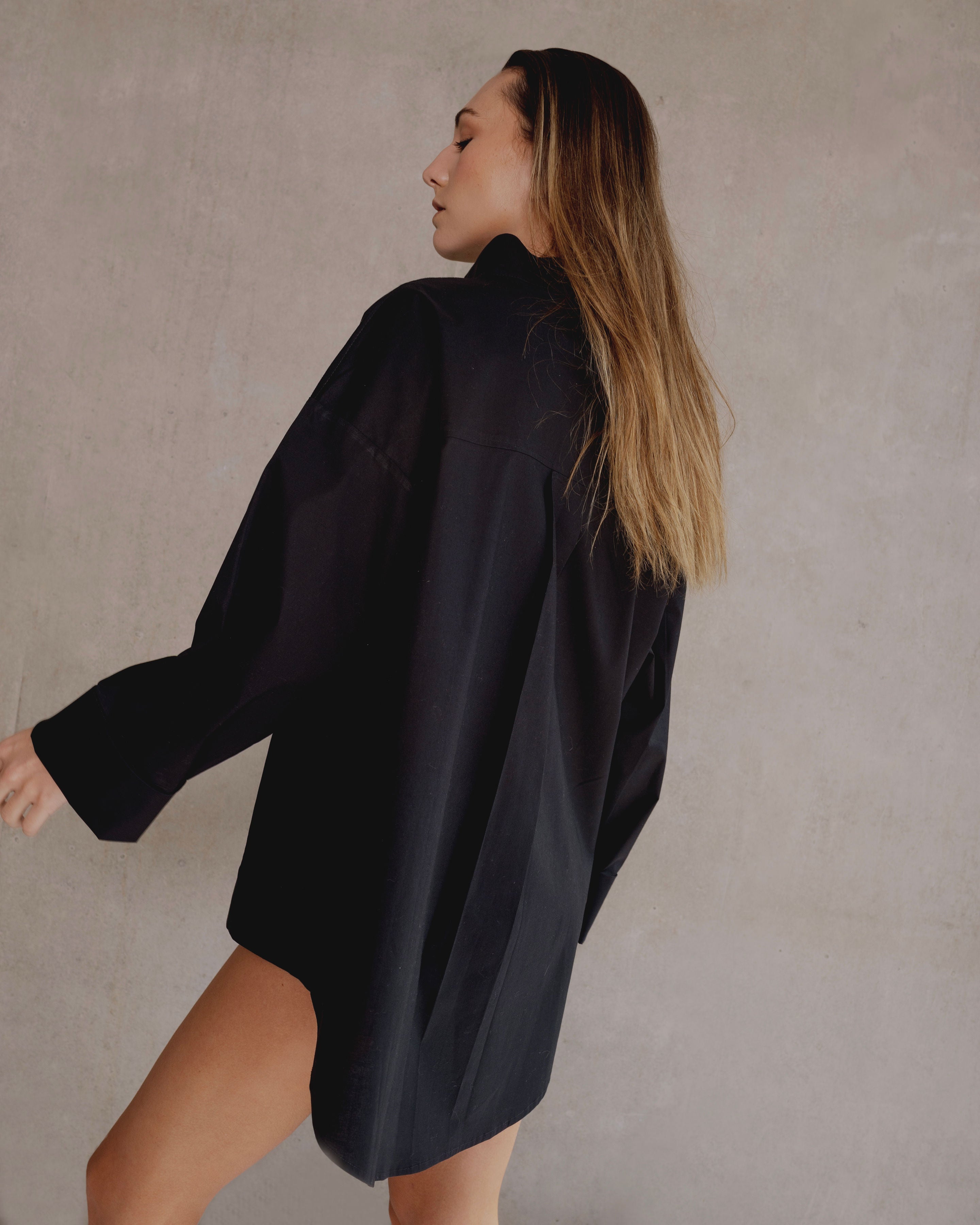 camisa negra asimetrica con botones