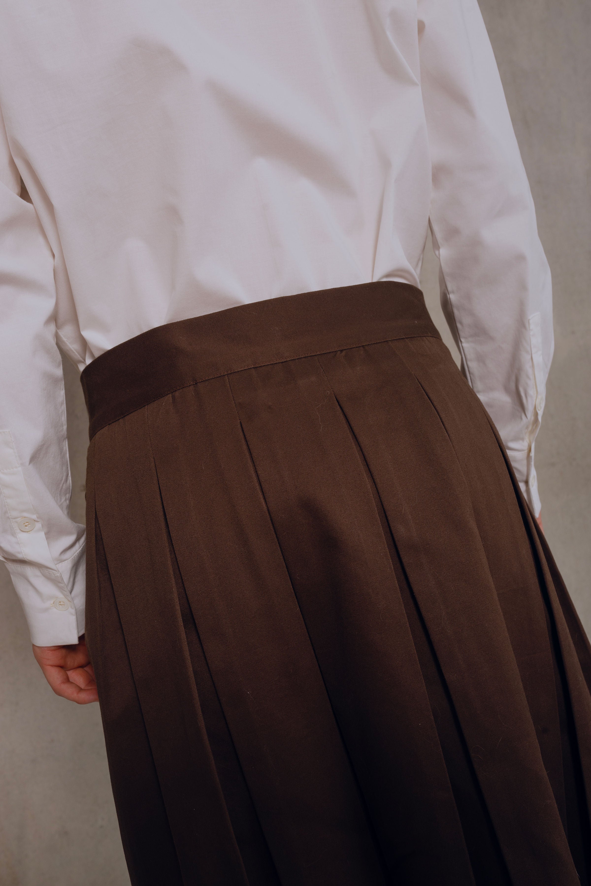 pantalon marron recto con sobre falda de pliegues