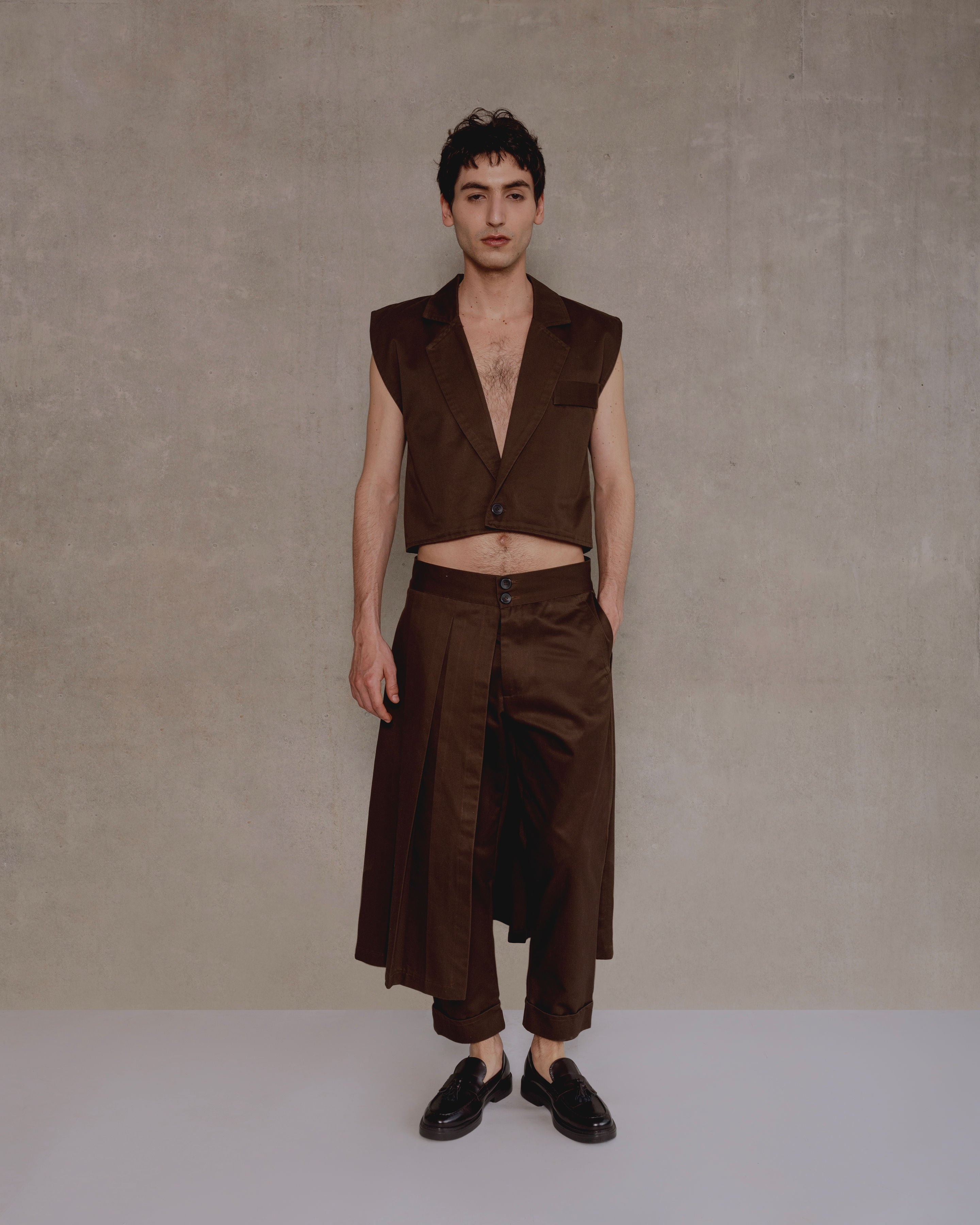 pantalon marron recto con sobre falda de pliegues