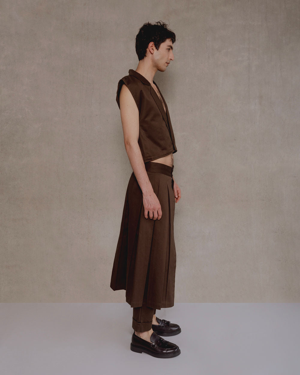 pantalon marron recto con sobre falda de pliegues