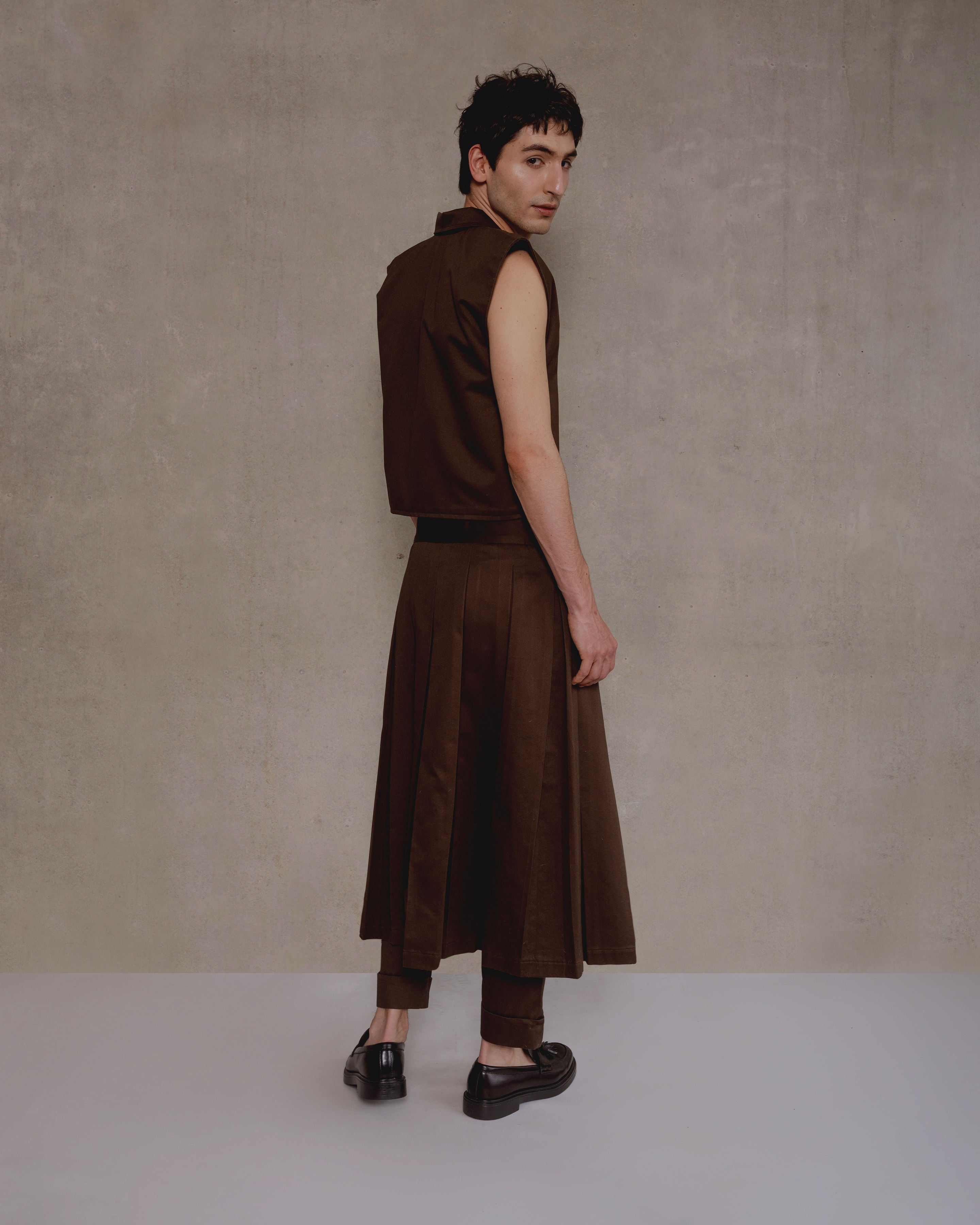 pantalon marron recto con sobre falda de pliegues