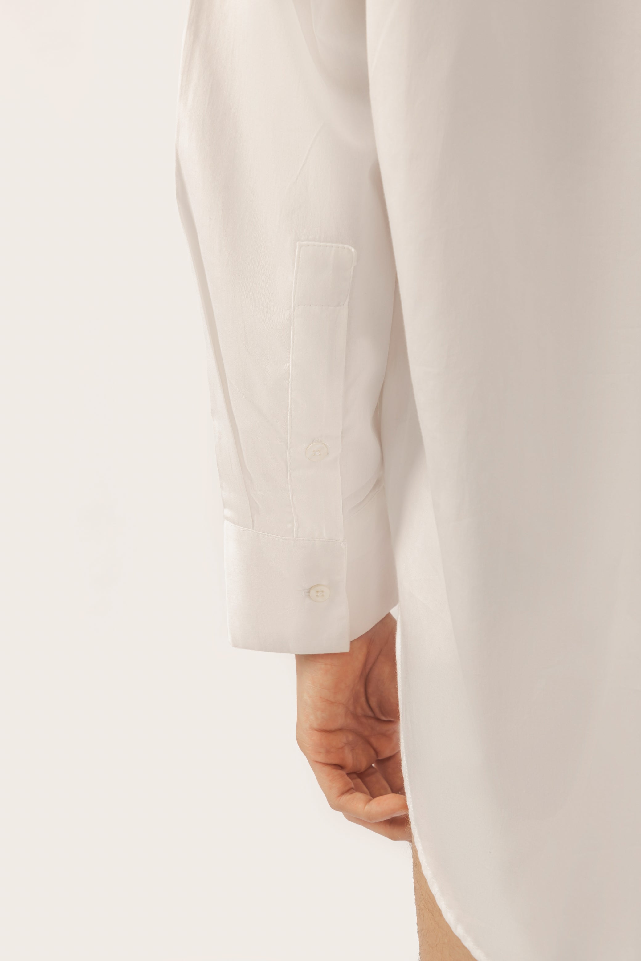 camisa blanca con botones en la espalda
