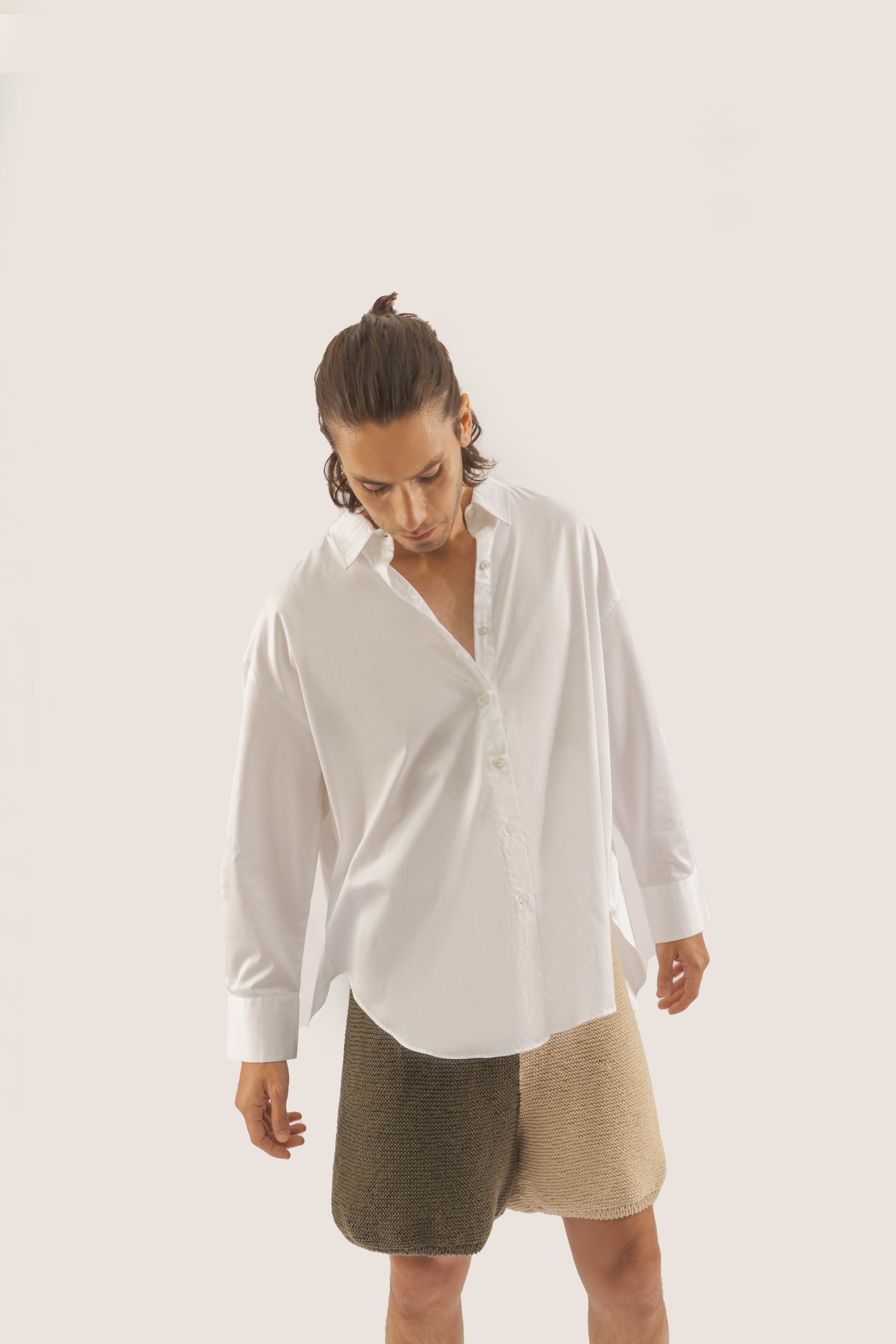 camisa blanca con botones en la espalda