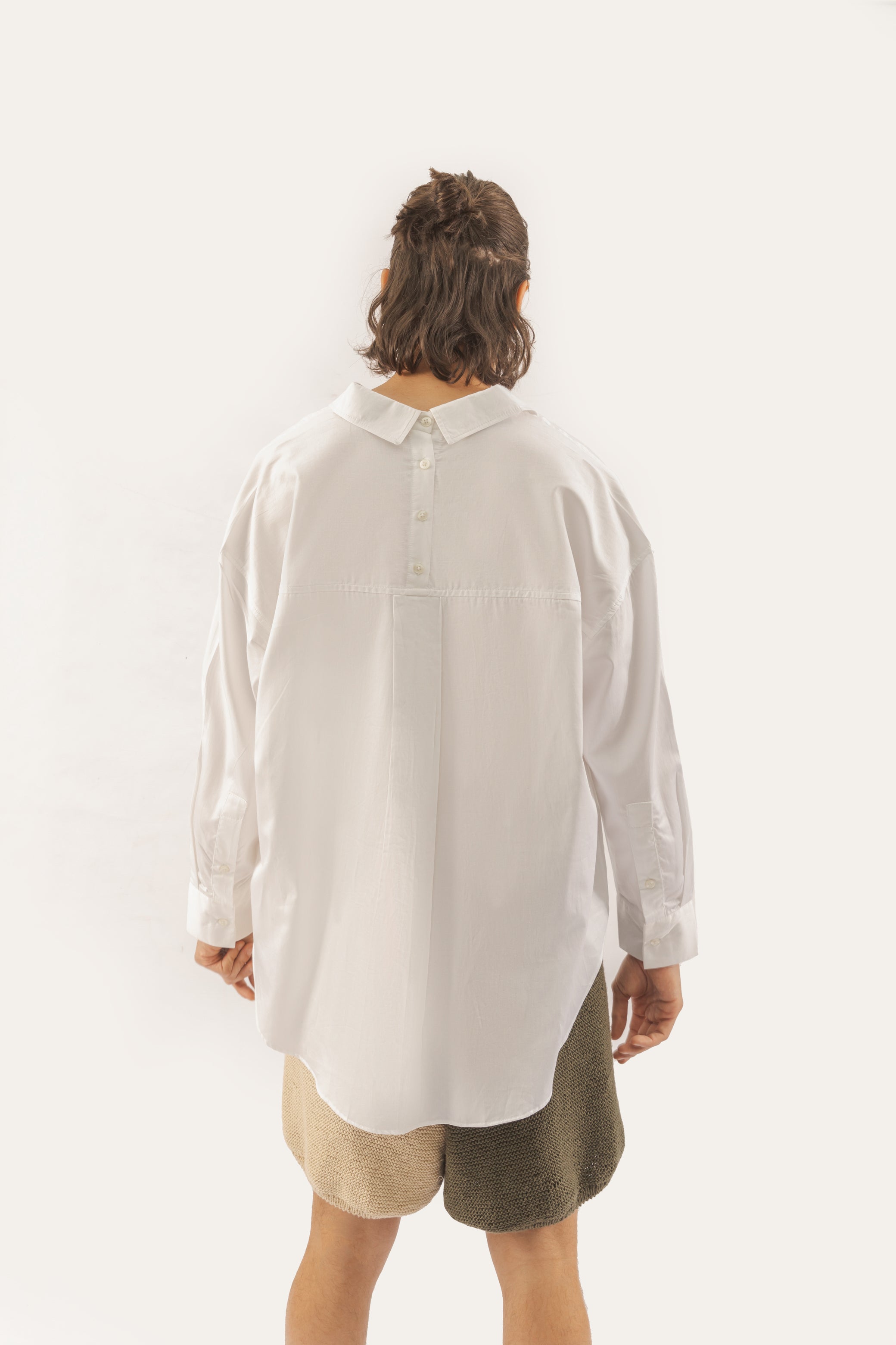 camisa blanca con botones en la espalda