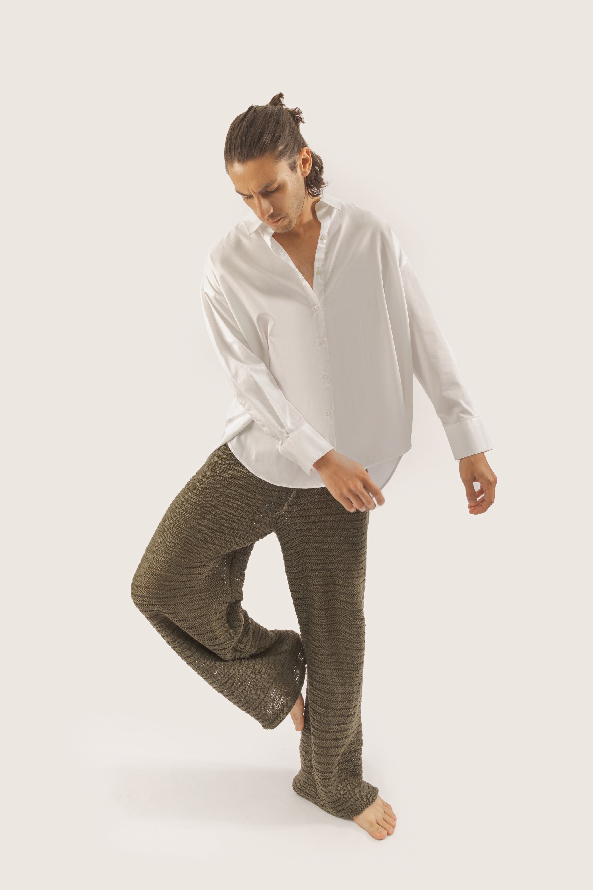 camisa blanca con botones en la espalda