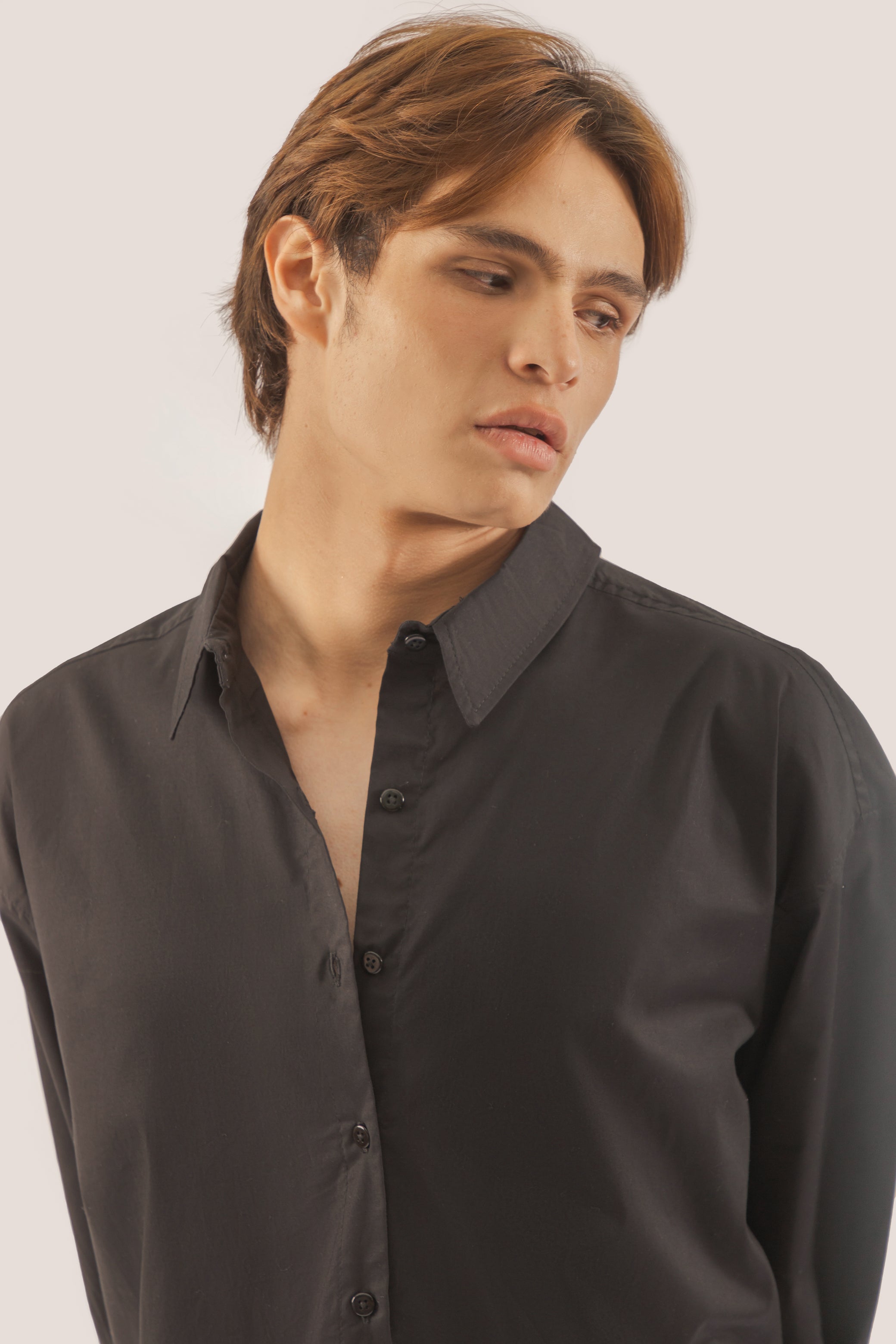 camisa negra con botones en la espalda