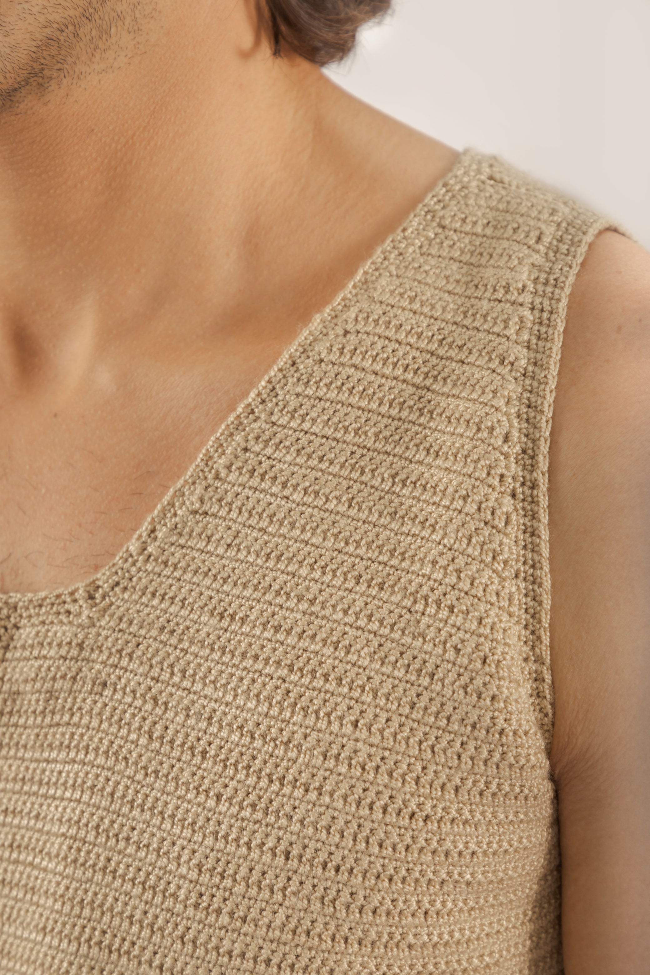 top tejido color beige 