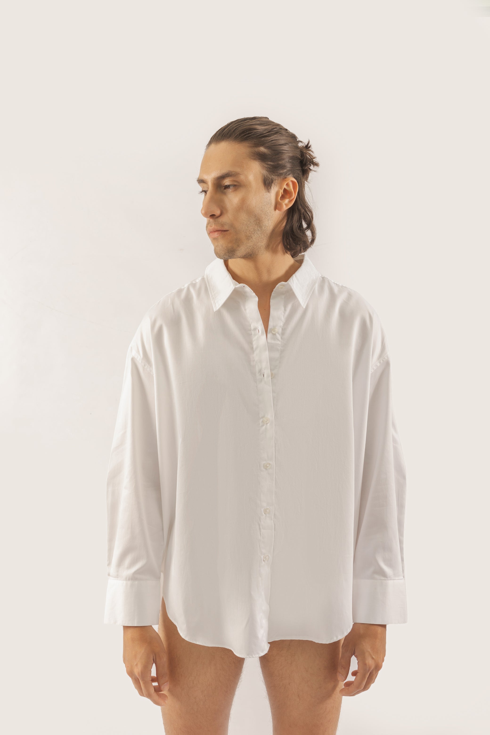 camisa blanca con botones en la espalda