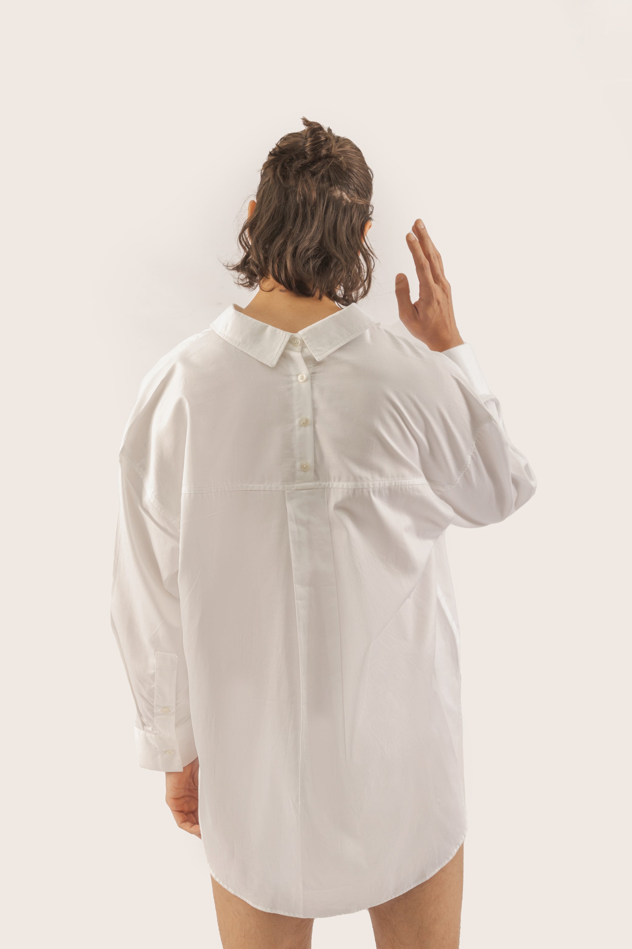 camisa blanca con botones en la espalda