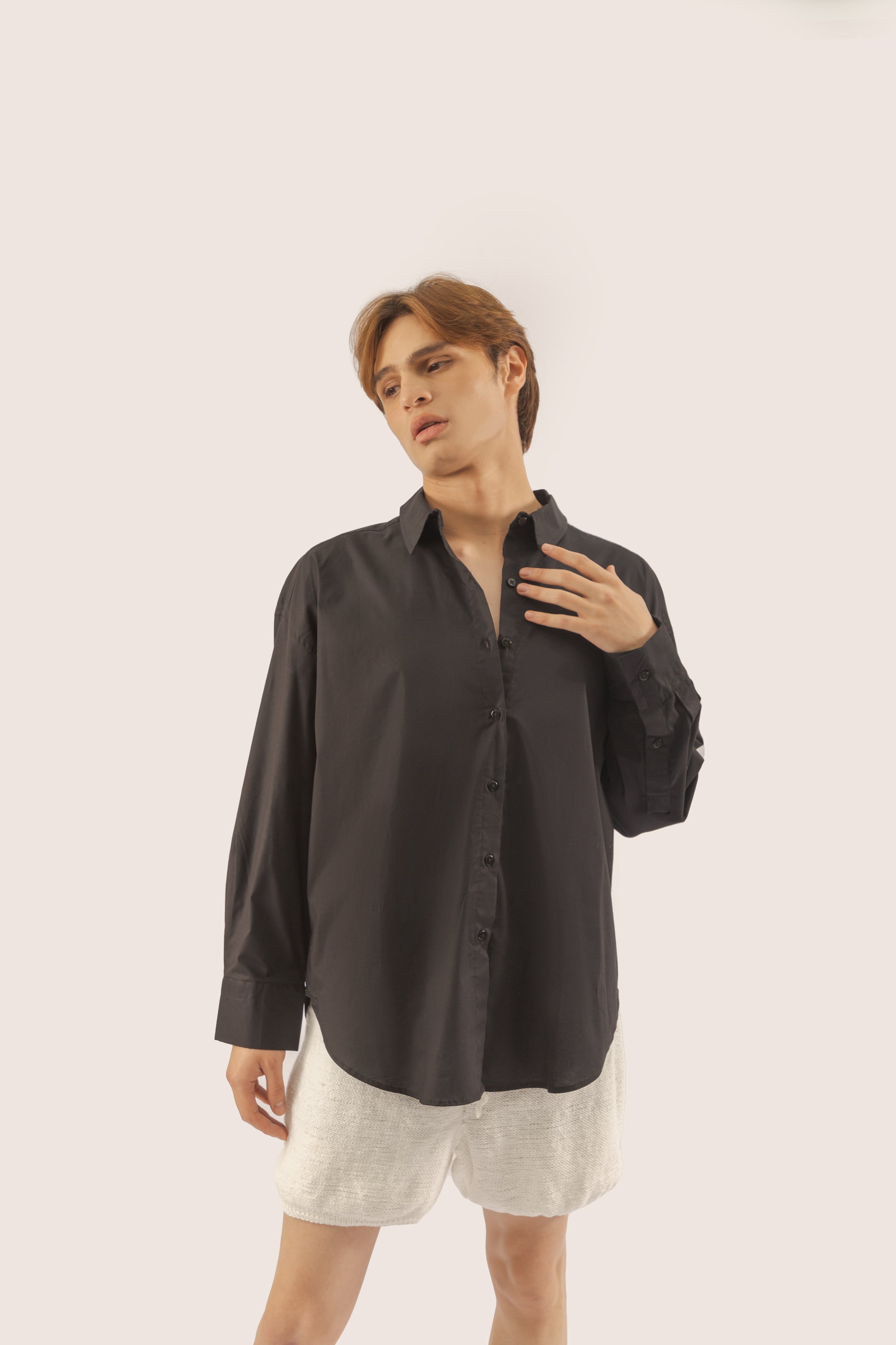 camisa negra con botones en la espalda