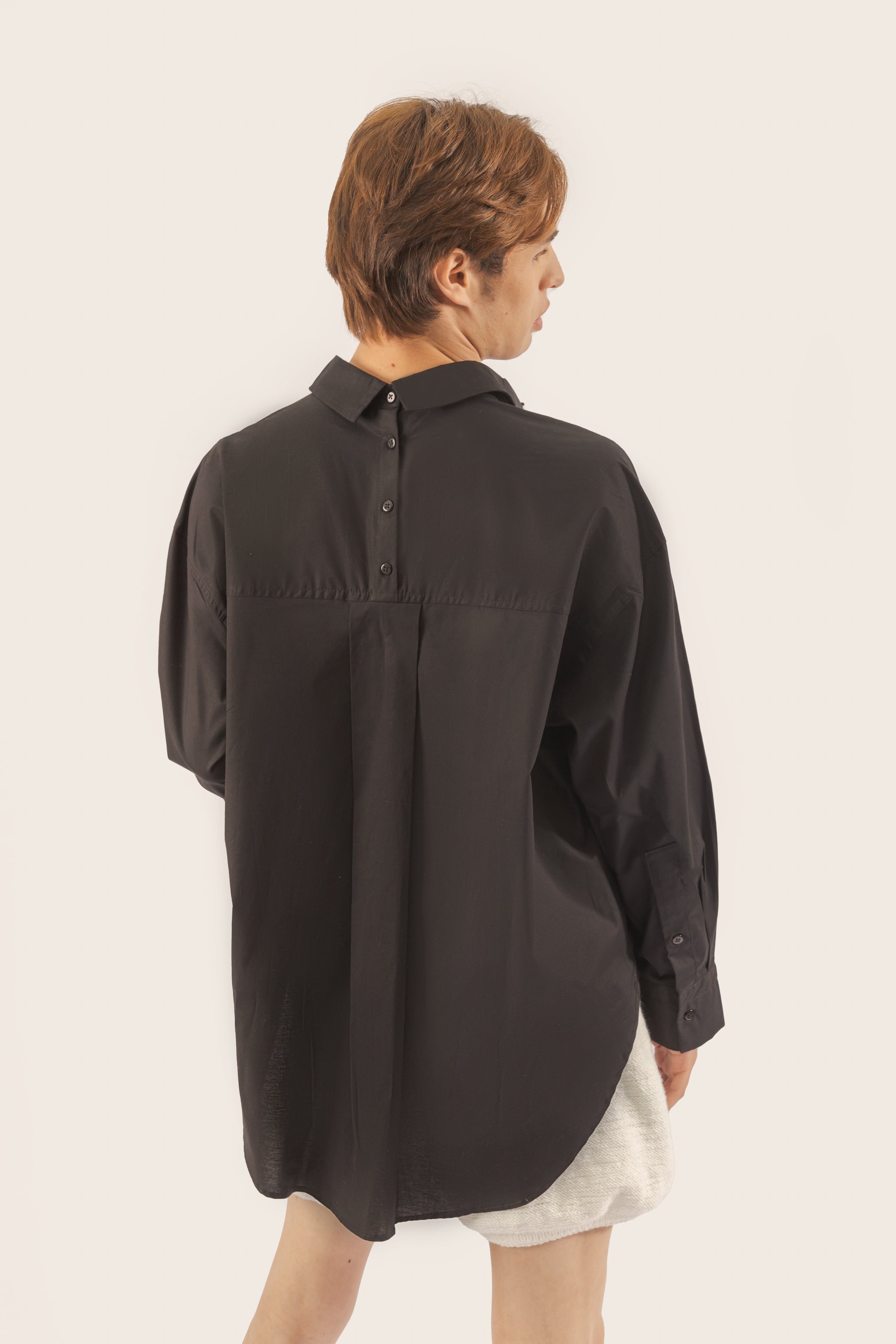 camisa negra con botones en la espalda